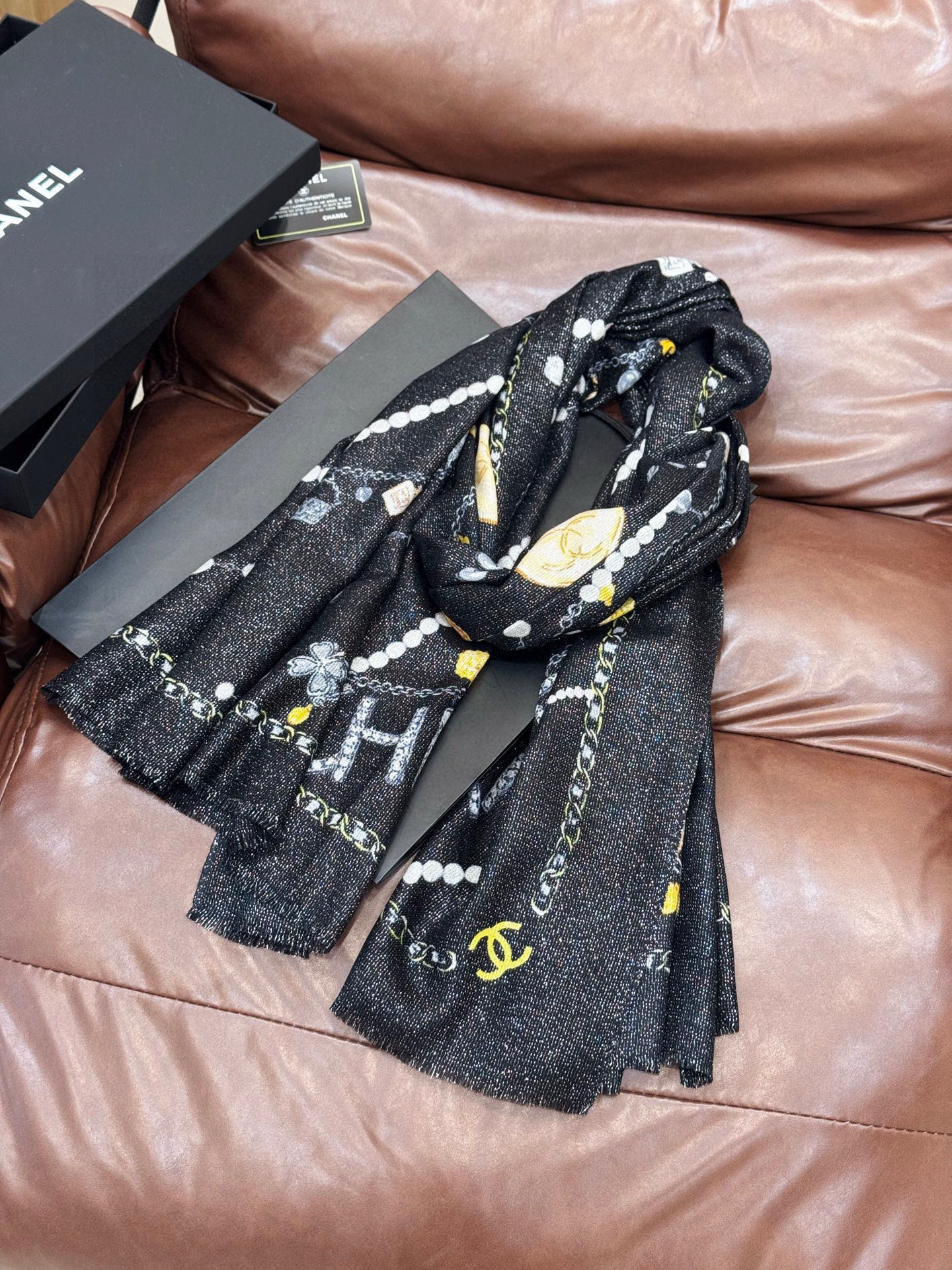 Chanel ~25秋冬新品～“珠光宝气”【会发光发亮的围巾】这款经典单品展现强大而迷人的女性魅力精髓。