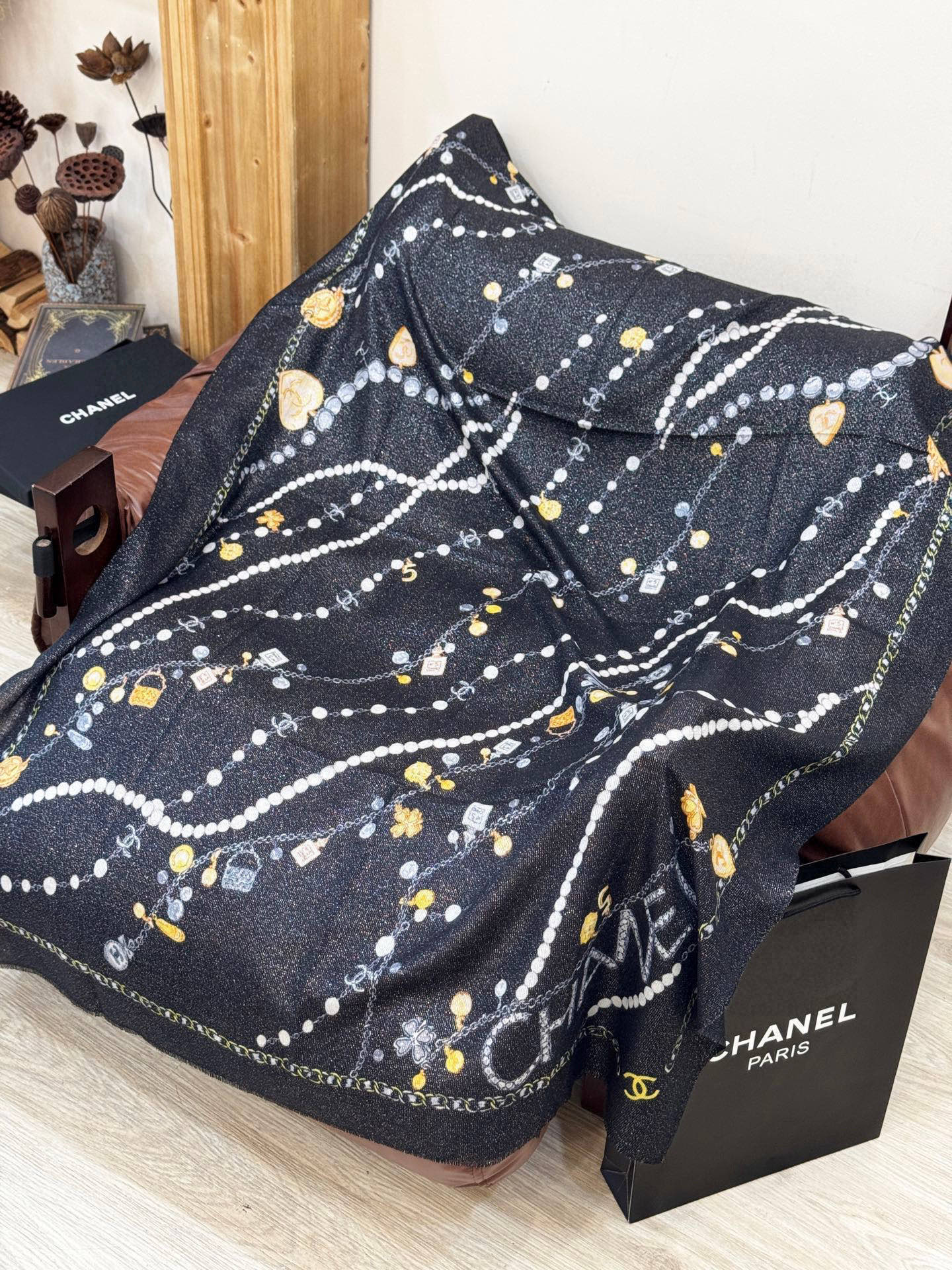 Chanel ~25秋冬新品～“珠光宝气”【会发光发亮的围巾】这款经典单品展现强大而迷人的女性魅力精髓。