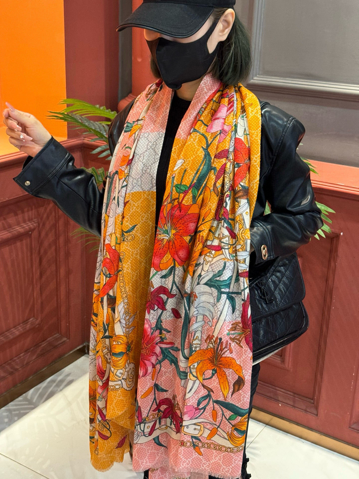 Gucci花卉羊绒围巾~超级抬气色！高级女人味！】羊绒围巾也能这么美！！！Gucci这款双面花卉羊绒围巾