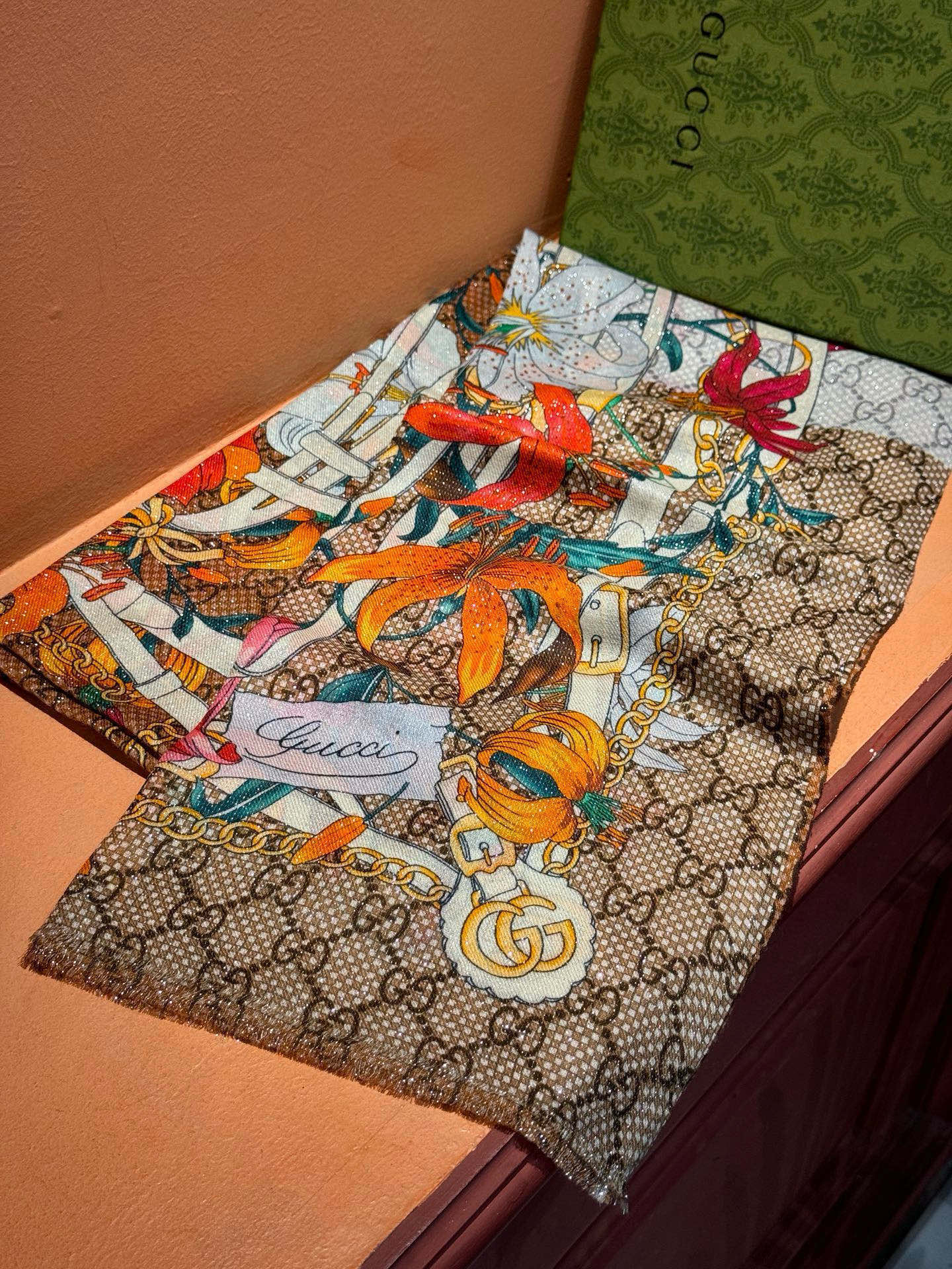 Gucci花卉羊绒围巾~超级抬气色！高级女人味！】羊绒围巾也能这么美！！！Gucci这款双面花卉羊绒围巾