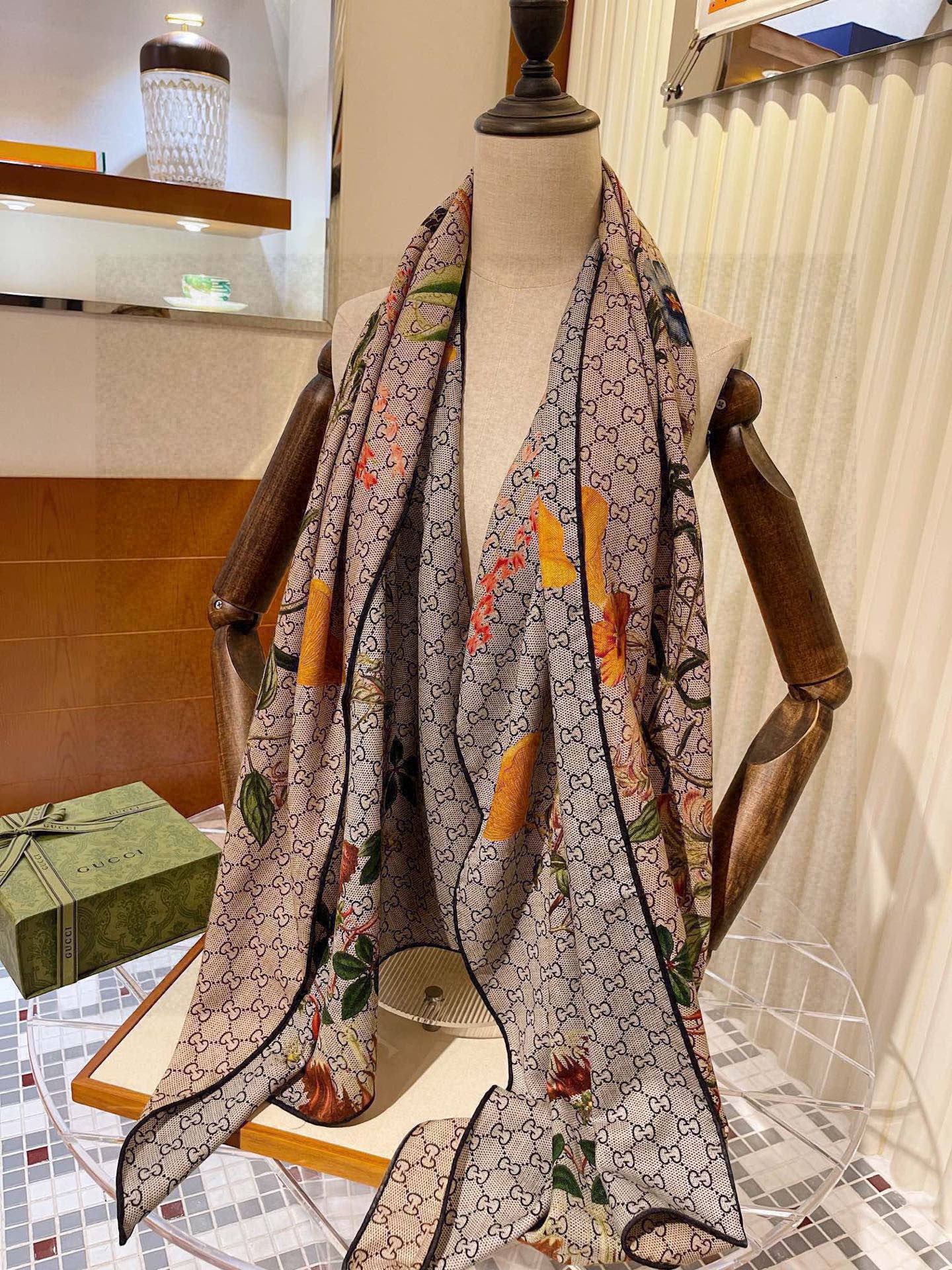 【▪️Gucci双面双色花卉羊绒围巾~超级抬气色！高级女人味！】羊绒围巾也能这么美！！！Gucci这款双