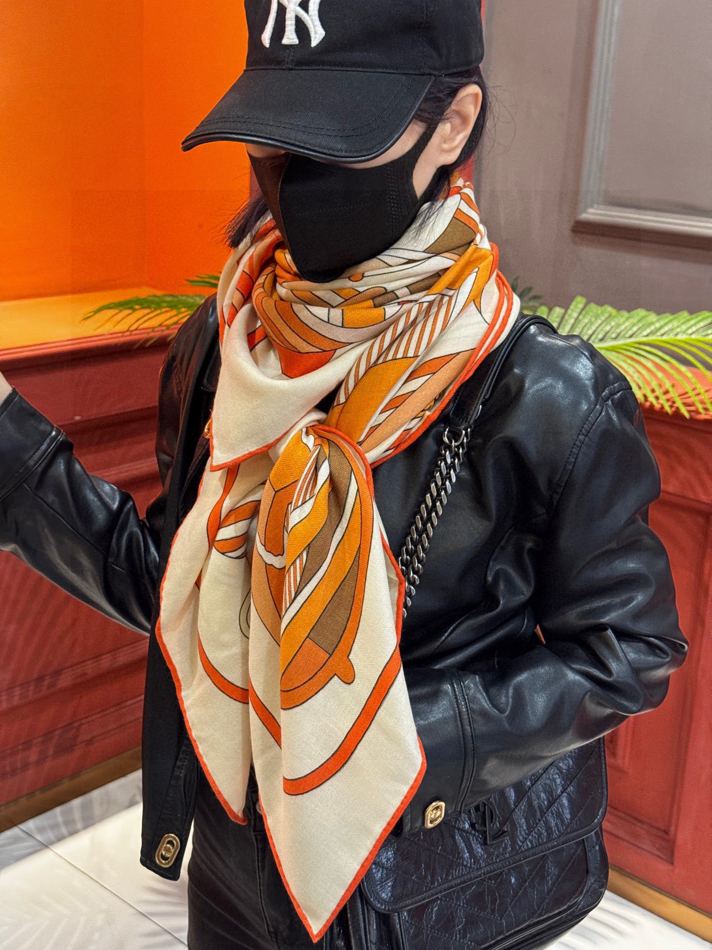 💟2025年早秋上新💞【双面同色丝绒方巾】手工卷边山羊绒和真丝混纺披肩（70%山羊绒，30%桑蚕丝）这款