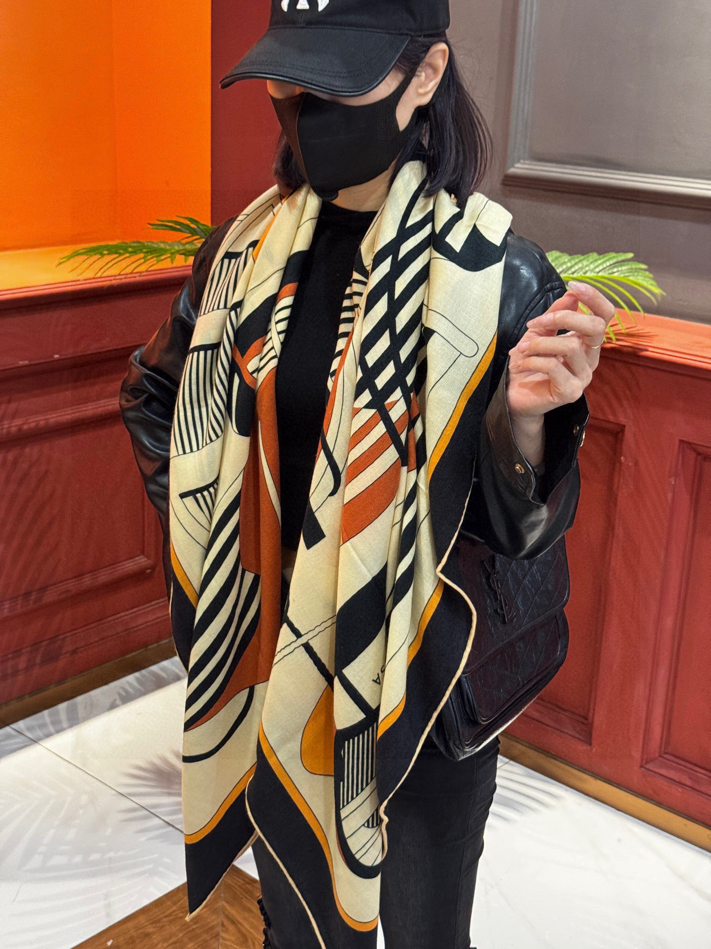 💟2025年早秋上新💞【双面同色丝绒方巾】手工卷边山羊绒和真丝混纺披肩（70%山羊绒，30%桑蚕丝）这款