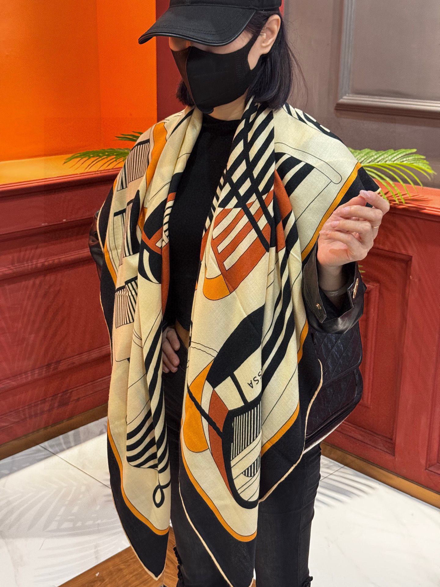 NO:574392,New for early autumn 2025 [Double-sided velvet square scarf of the same color] Hand-rolled cashmere and silk blended shawl (70% cashmere, 30% mulberry silk) This shawl is made of classic cashmere and silk blended fabric, soft and light, easy to wear. A must-have for air-conditioned rooms!  Ideal for colder days or cooler nights. Measures x cm | Due to the hand-rolled edges of this shawl, the dimensions may vary slightly from the stated size. Tall scarf, tall scarf, real silk, shawls198609092025年早秋上新【双面同色丝绒方巾】手工卷边山羊绒和真丝混纺披肩（70山羊绒,30桑蚕丝） 这款披肩采用经典山羊绒和真丝混纺面料,柔软轻盈,佩戴方便.空调房必备！寒冷时分或微凉夜间的理想之选. 尺寸x 厘米 | 由于这款披肩采用手工卷边,与标示的尺寸或会略有不同 高版本围巾,高版本围巾,real silk,shawls,scarf