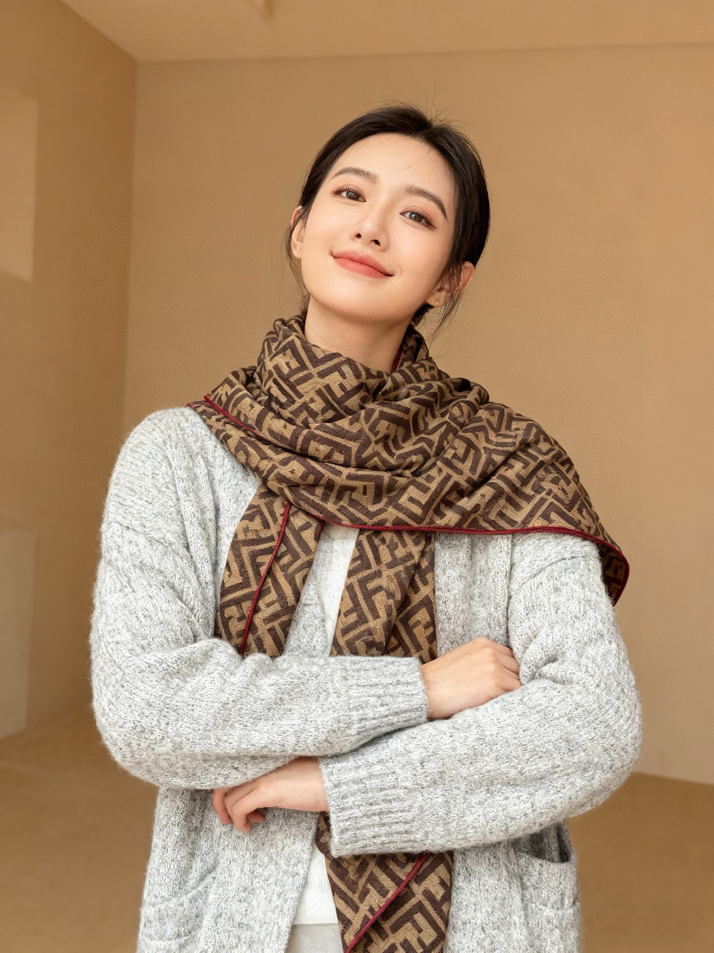 经典双F logo 遍布整条围巾丝绒材质 保暖性和手感都还不错哦秋冬必入 百搭款1962年，F公司聘用著