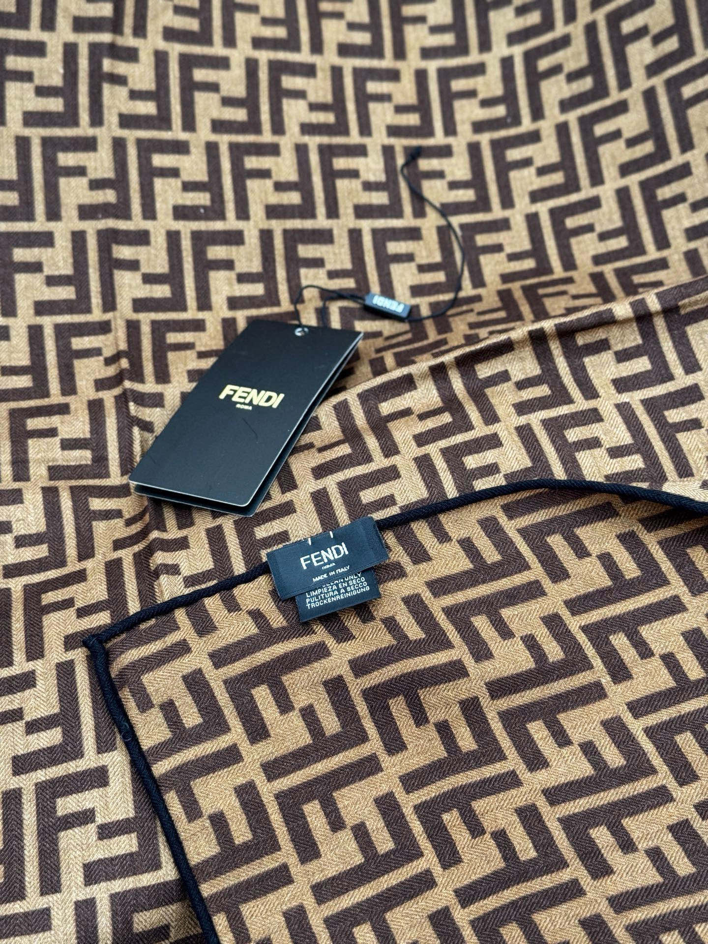 经典双F logo 遍布整条围巾丝绒材质 保暖性和手感都还不错哦秋冬必入 百搭款1962年，F公司聘用著