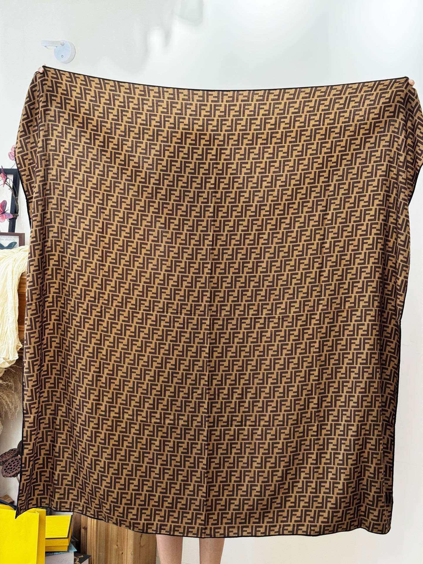 经典双F logo 遍布整条围巾丝绒材质 保暖性和手感都还不错哦秋冬必入 百搭款1962年，F公司聘用著