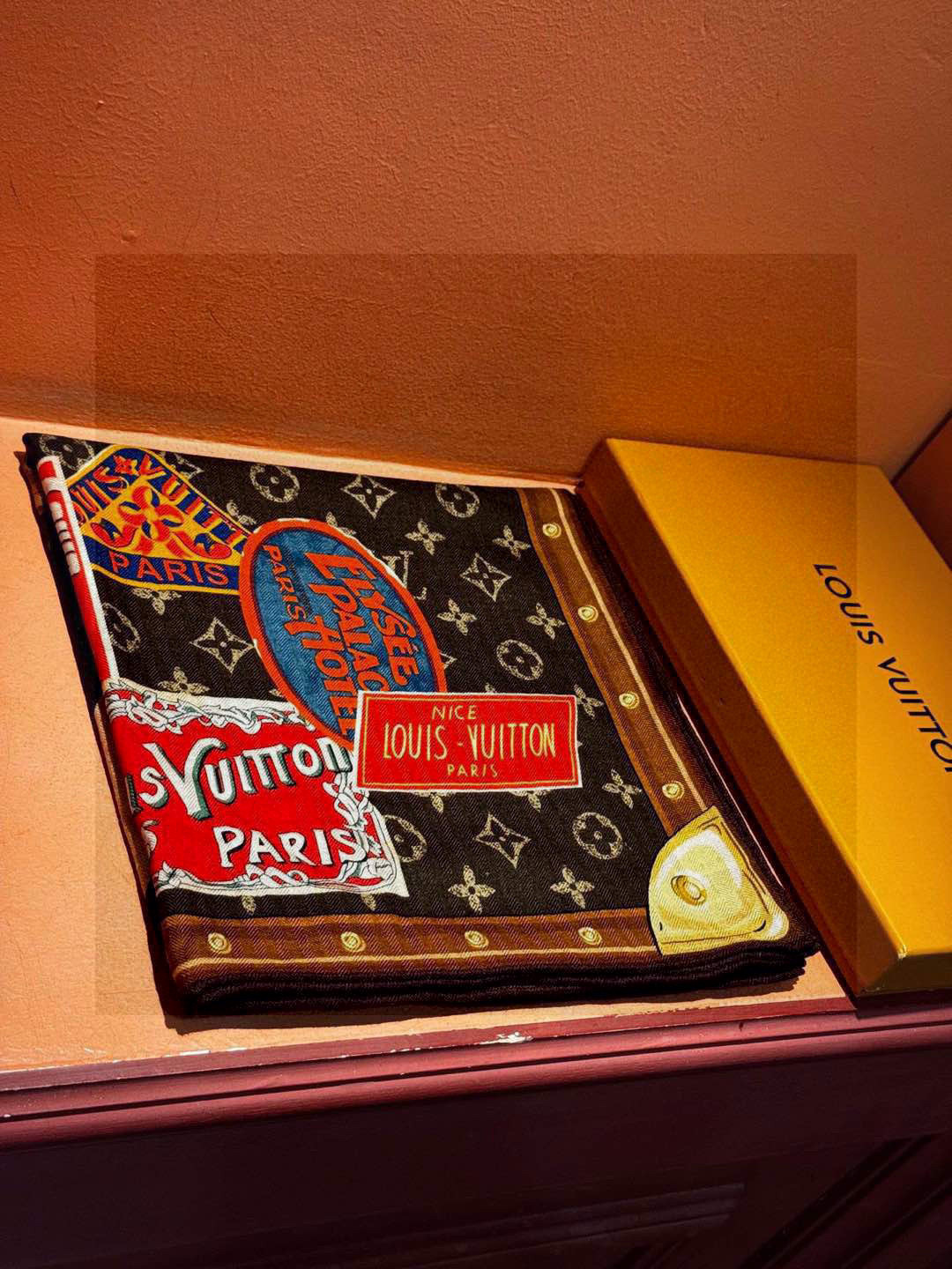 【LV】上新❤️ 路易威登 一款值得品细节的高货抠细节，从一个小块的配色去打败市场货140方巾 二个配色