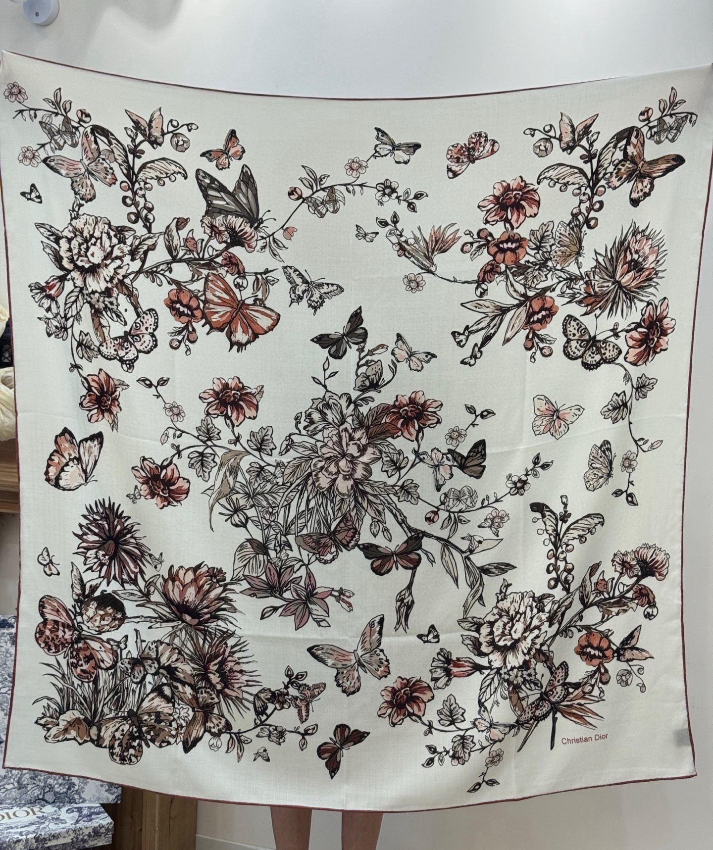 这款披肩饰以 Dior Camo PaPillon 图案，以优雅而诗意的设计全新演绎蝴蝶主题。采用真丝羊