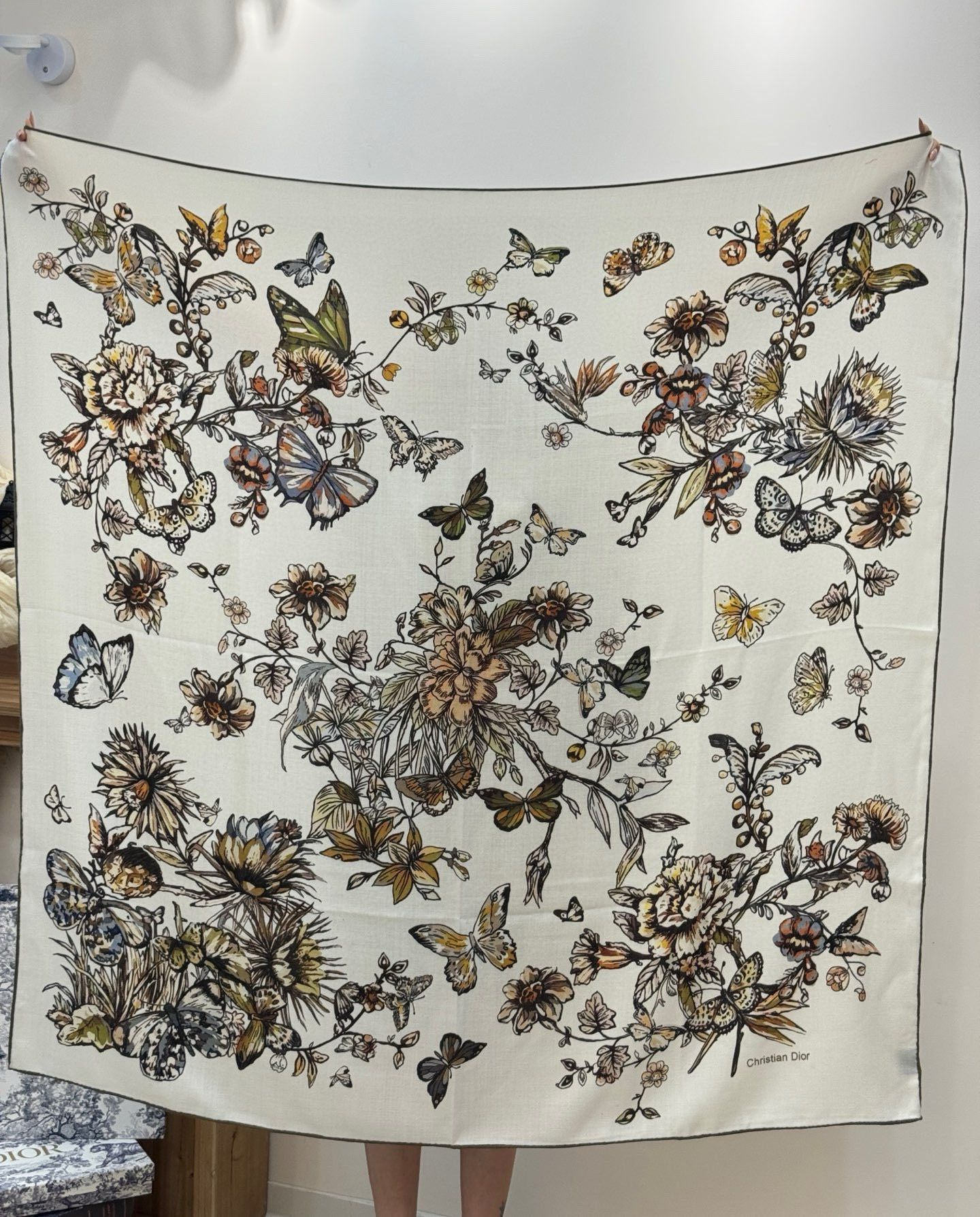 这款披肩饰以 Dior Camo PaPillon 图案，以优雅而诗意的设计全新演绎蝴蝶主题。采用真丝羊