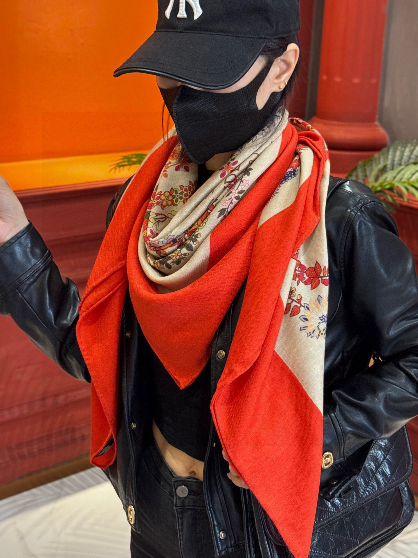 “华丽的缰辔花卉版”140丝绒方巾【140顶级丝绒双面同色披肩】手工卷边丝绒方巾（30%真丝70%羊绒）