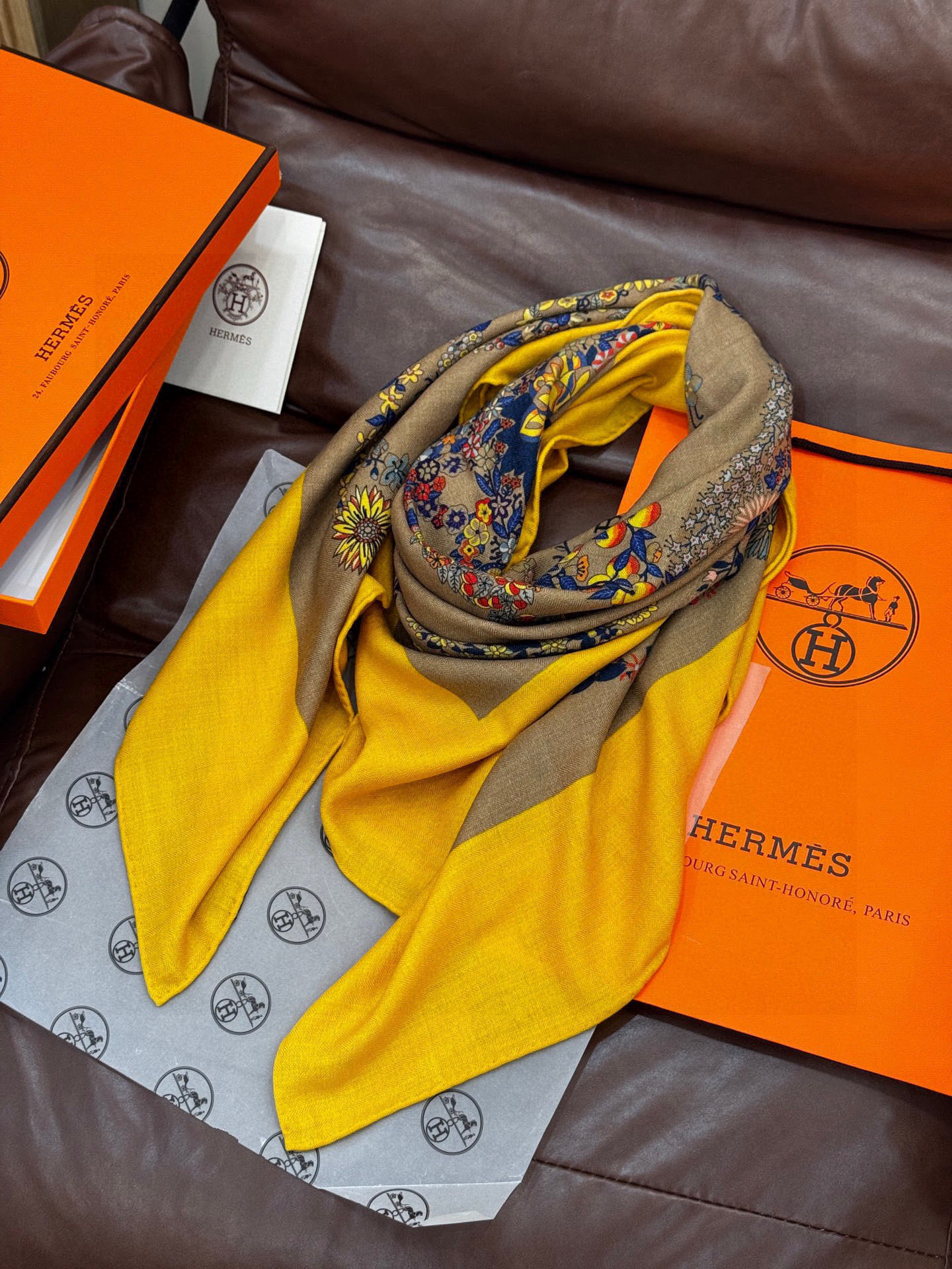 “华丽的缰辔花卉版”140丝绒方巾【140顶级丝绒双面同色披肩】手工卷边丝绒方巾（30%真丝70%羊绒）