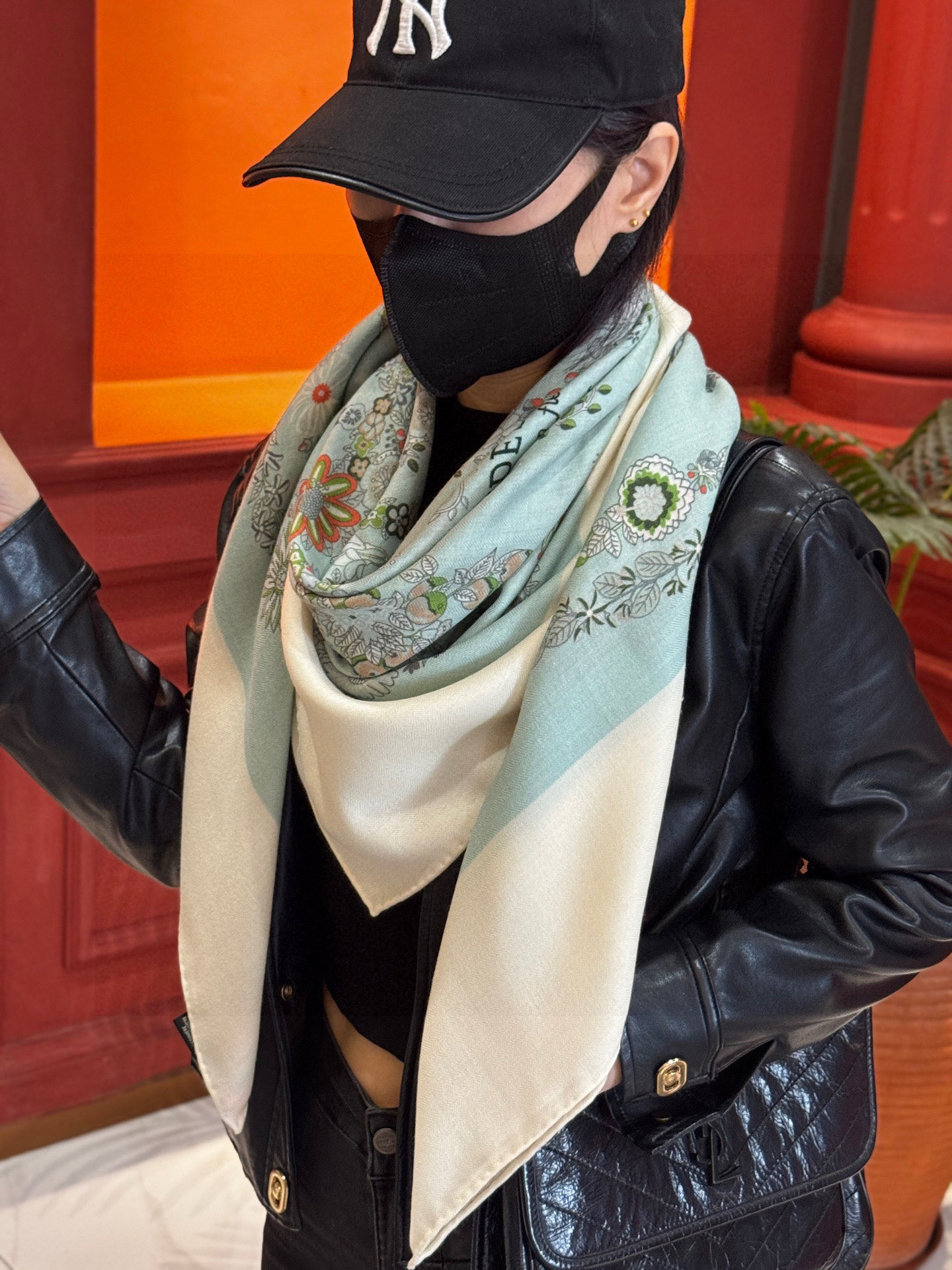 “华丽的缰辔花卉版”140丝绒方巾【140顶级丝绒双面同色披肩】手工卷边丝绒方巾（30%真丝70%羊绒）