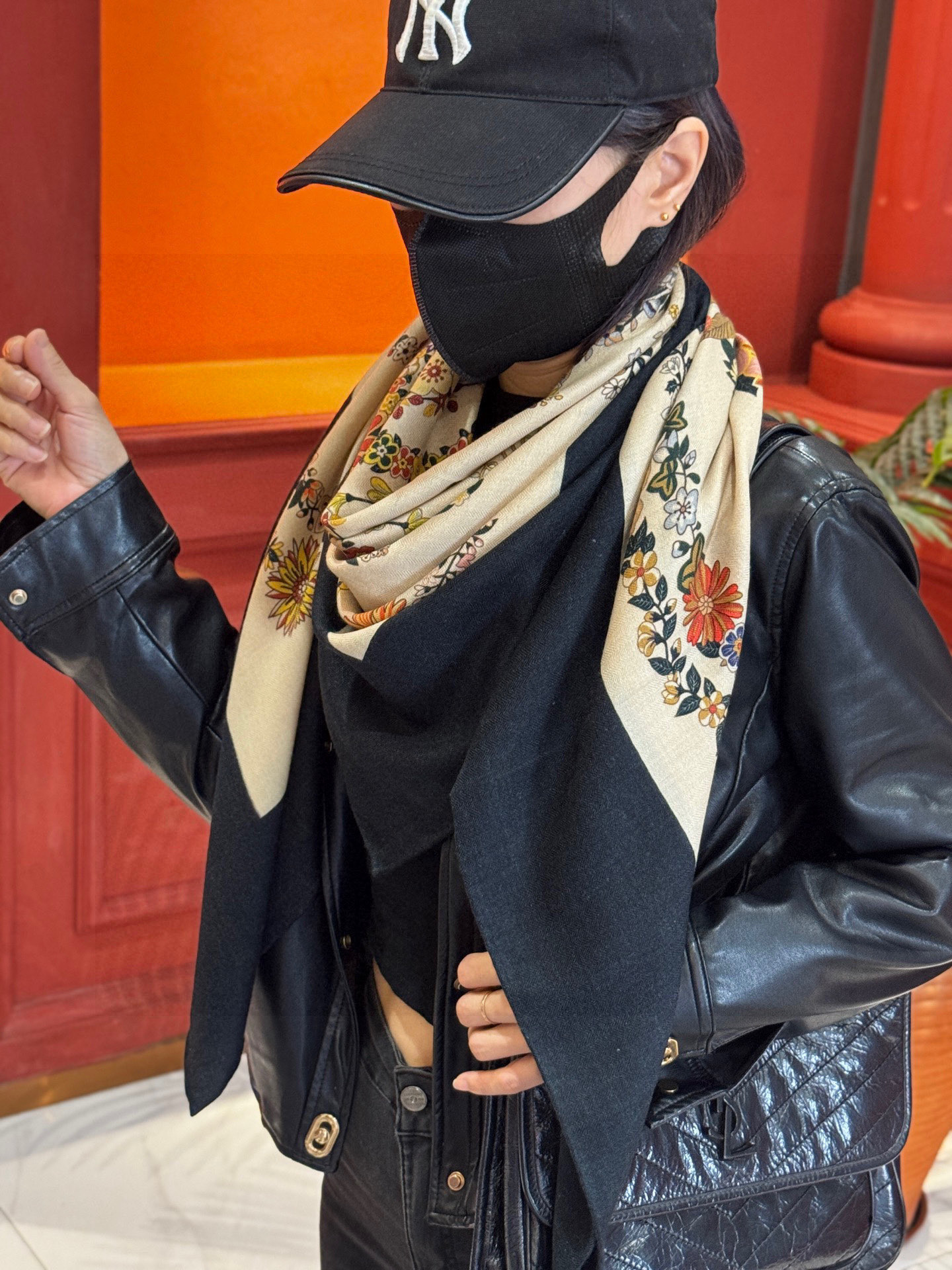 “华丽的缰辔花卉版”140丝绒方巾【140顶级丝绒双面同色披肩】手工卷边丝绒方巾（30%真丝70%羊绒）