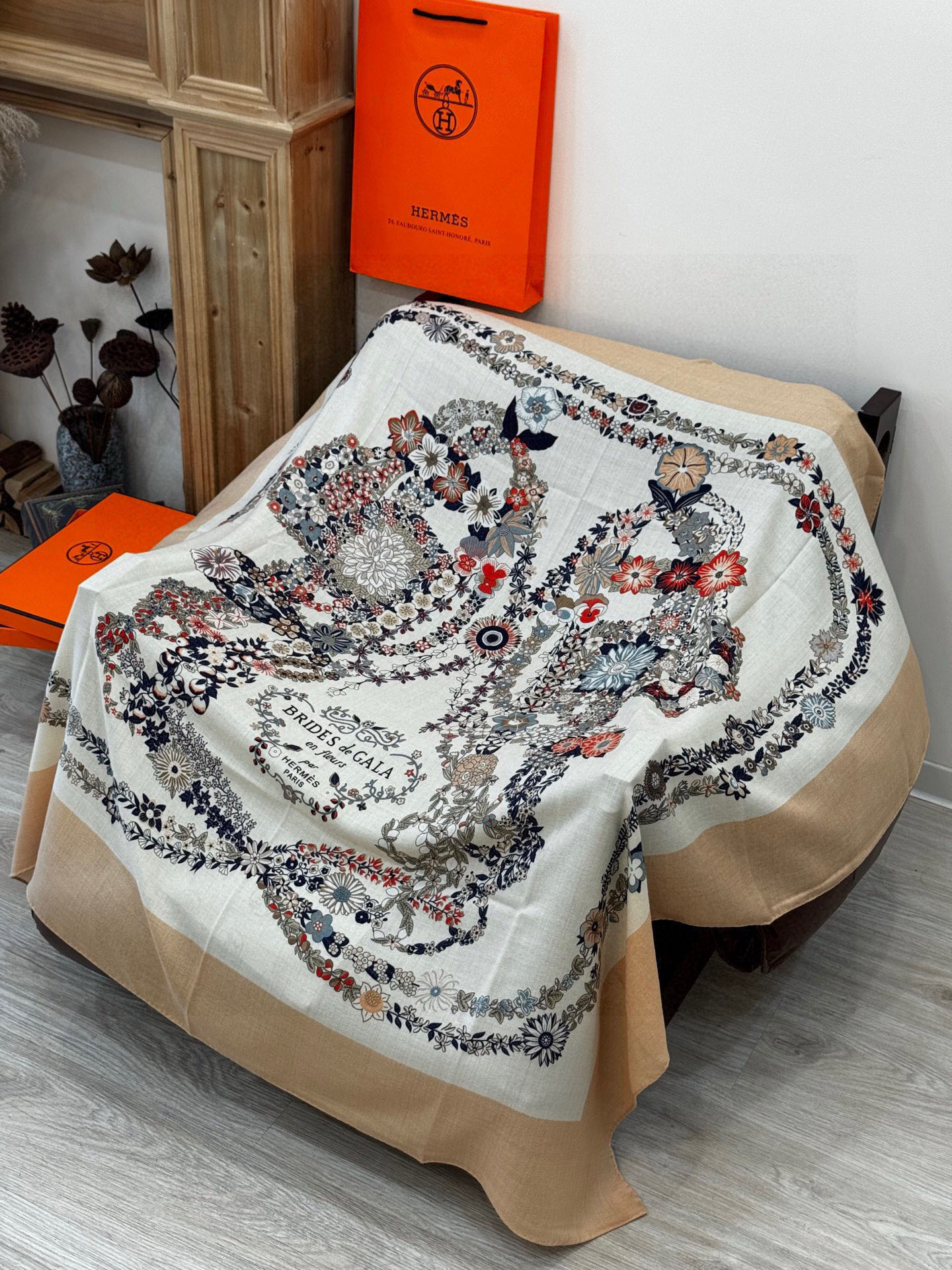 “华丽的缰辔花卉版”140丝绒方巾【140顶级丝绒双面同色披肩】手工卷边丝绒方巾（30%真丝70%羊绒）