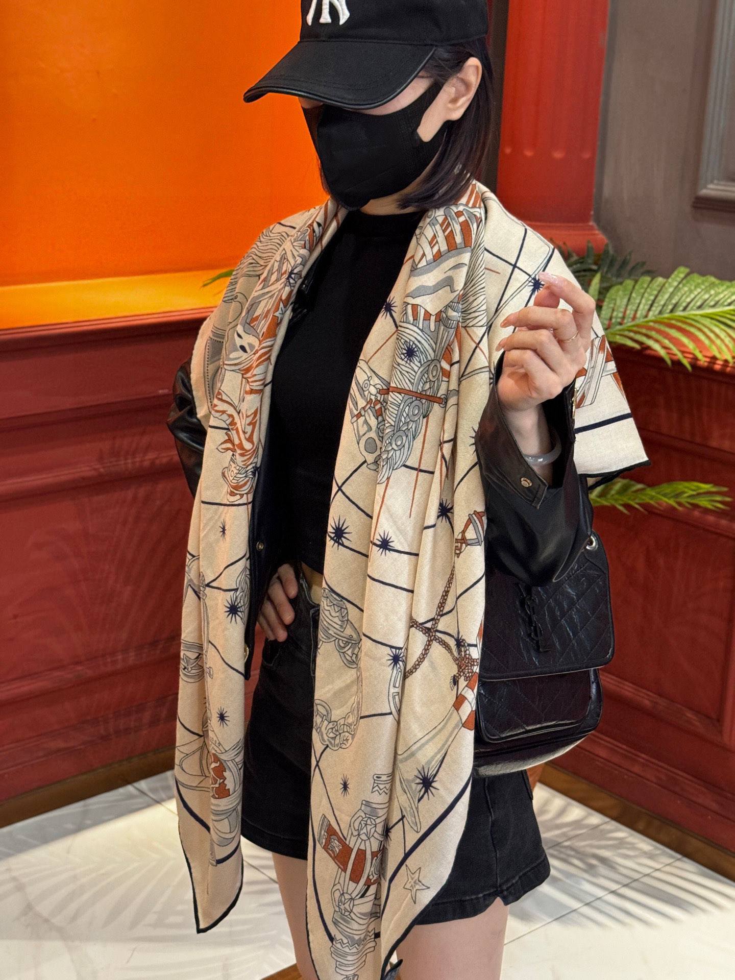 “星辰合唱曲”140丝绒双面同色披肩手工卷边丝绒方巾（30%桑蚕丝70%羊绒）这款经典单品展现强大而迷人