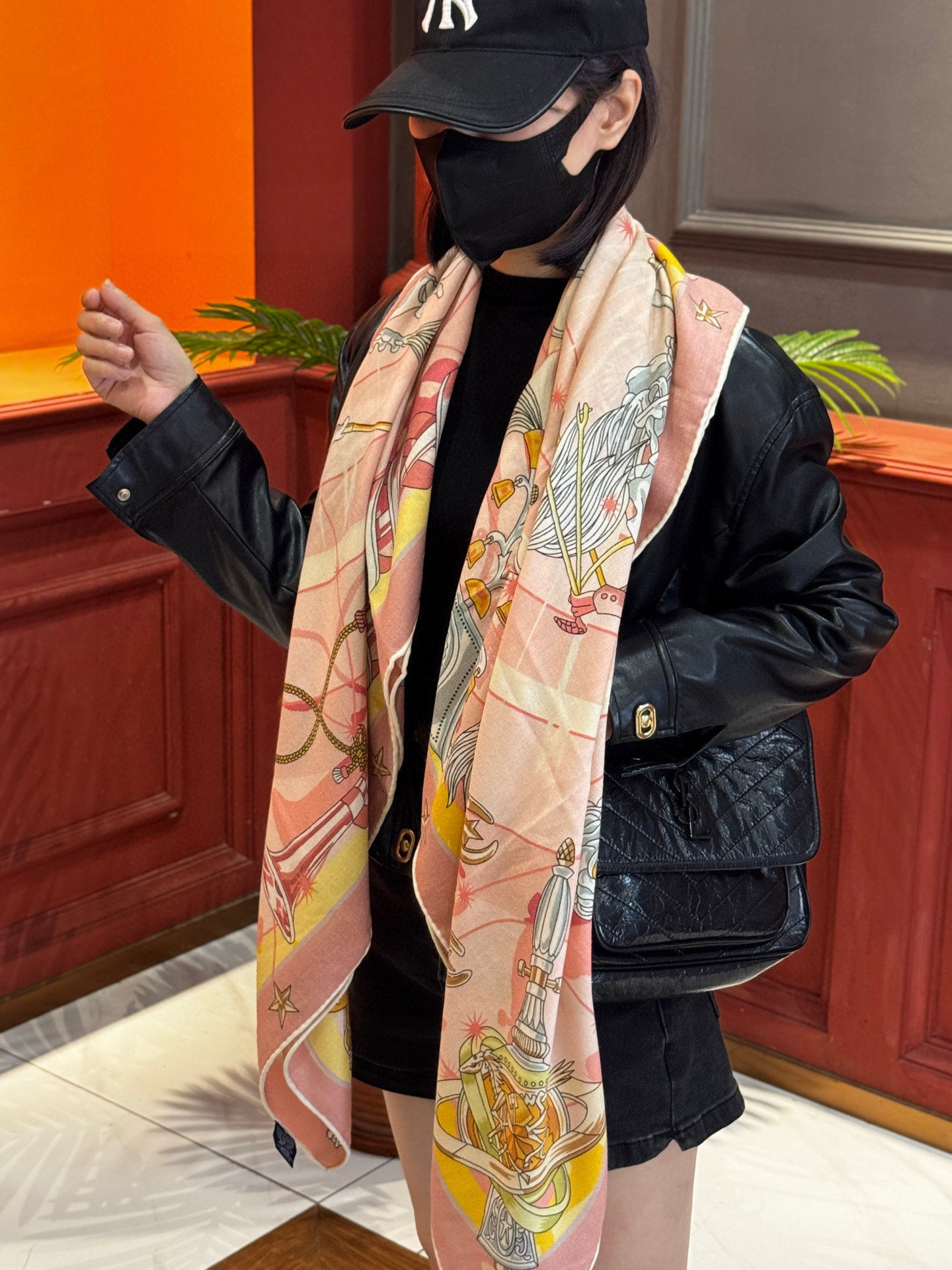 “星辰合唱曲”140丝绒双面同色披肩手工卷边丝绒方巾（30%桑蚕丝70%羊绒）这款经典单品展现强大而迷人