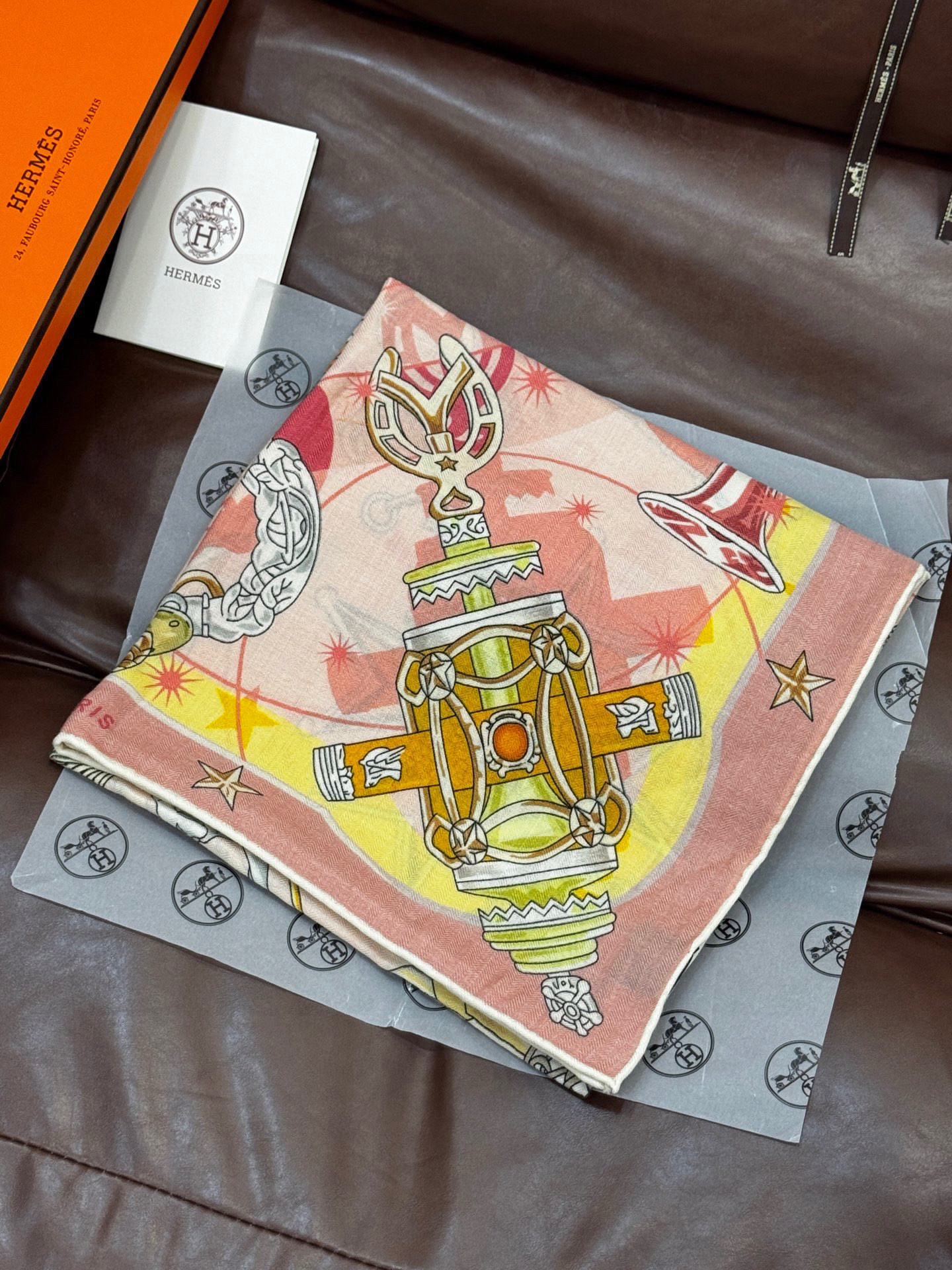 “星辰合唱曲”140丝绒双面同色披肩手工卷边丝绒方巾（30%桑蚕丝70%羊绒）这款经典单品展现强大而迷人