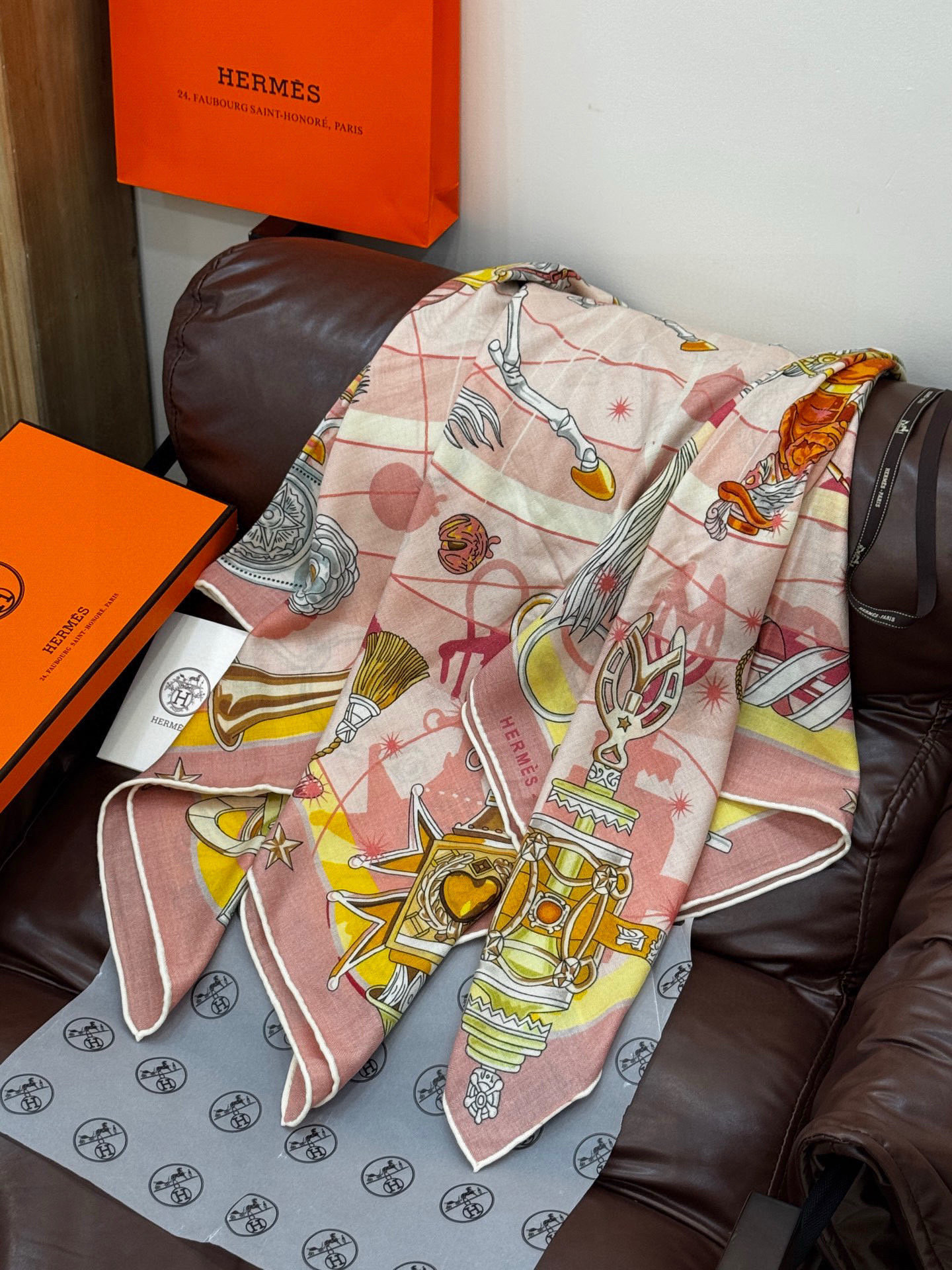 “星辰合唱曲”140丝绒双面同色披肩手工卷边丝绒方巾（30%桑蚕丝70%羊绒）这款经典单品展现强大而迷人