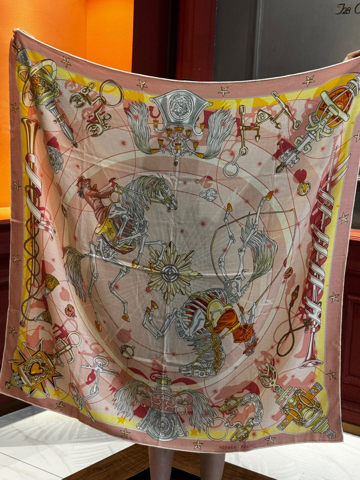 “星辰合唱曲”140丝绒双面同色披肩手工卷边丝绒方巾（30%桑蚕丝70%羊绒）这款经典单品展现强大而迷人