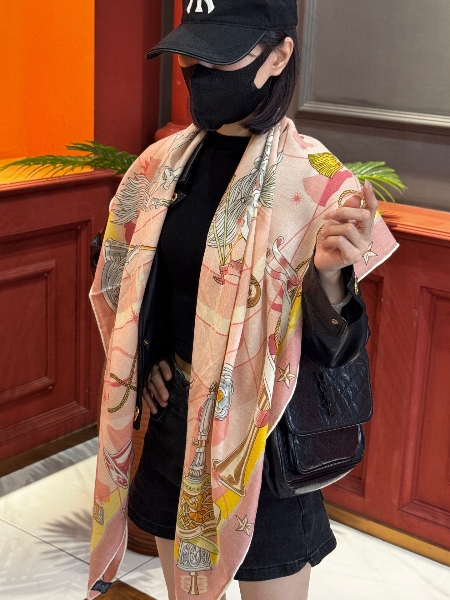 “星辰合唱曲”140丝绒双面同色披肩手工卷边丝绒方巾（30%桑蚕丝70%羊绒）这款经典单品展现强大而迷人