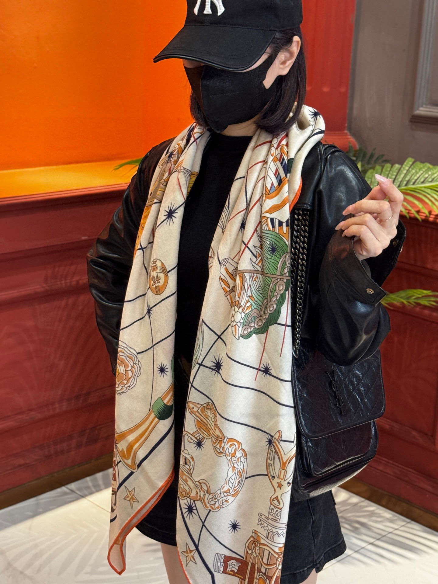 “星辰合唱曲”140丝绒双面同色披肩手工卷边丝绒方巾（30%桑蚕丝70%羊绒）这款经典单品展现强大而迷人