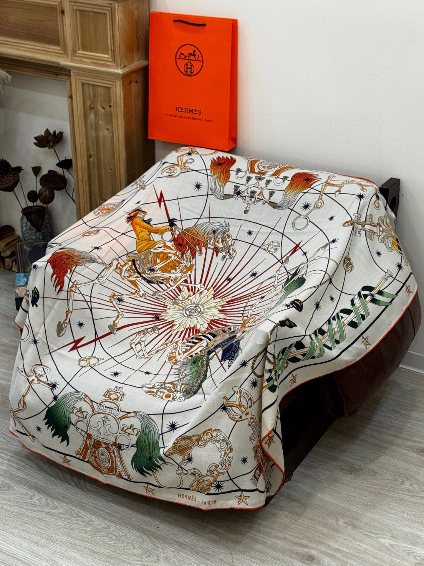 “星辰合唱曲”140丝绒双面同色披肩手工卷边丝绒方巾（30%桑蚕丝70%羊绒）这款经典单品展现强大而迷人