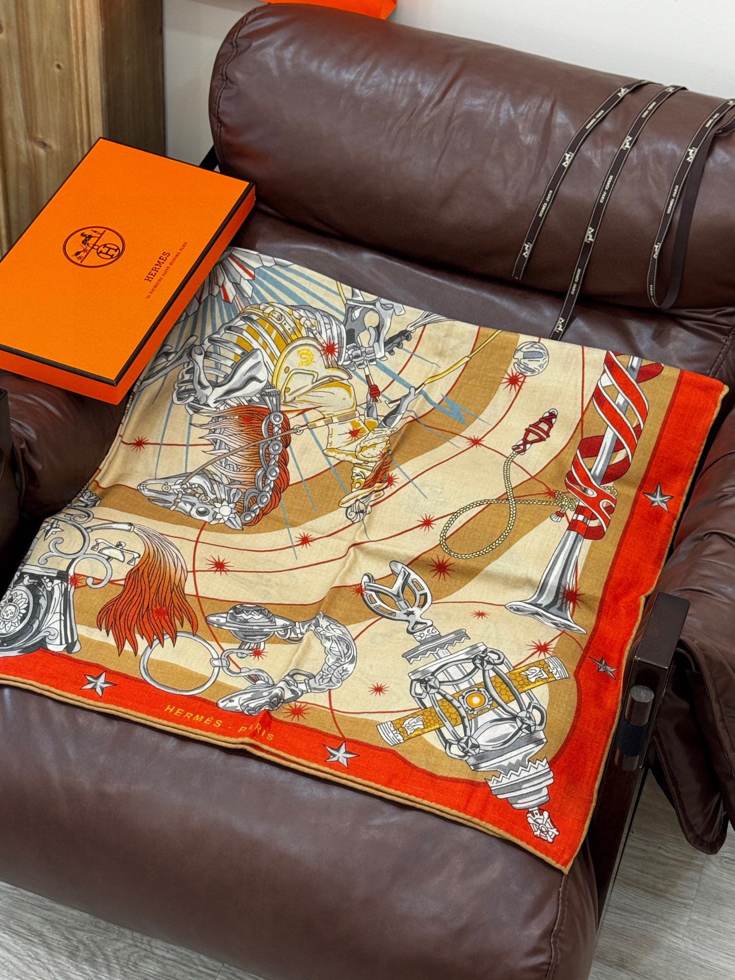 “星辰合唱曲”140丝绒双面同色披肩手工卷边丝绒方巾（30%桑蚕丝70%羊绒）这款经典单品展现强大而迷人