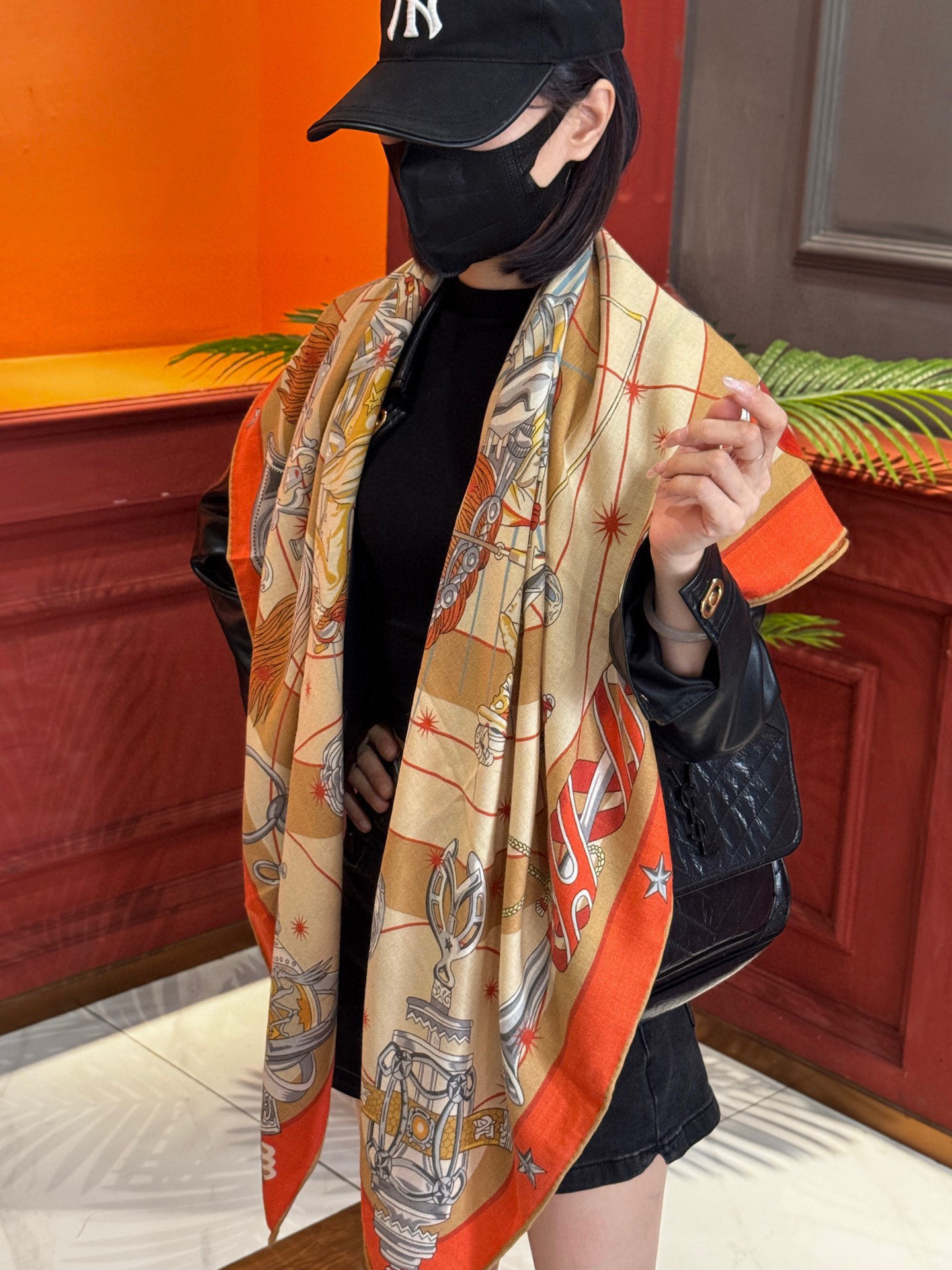 “星辰合唱曲”140丝绒双面同色披肩手工卷边丝绒方巾（30%桑蚕丝70%羊绒）这款经典单品展现强大而迷人