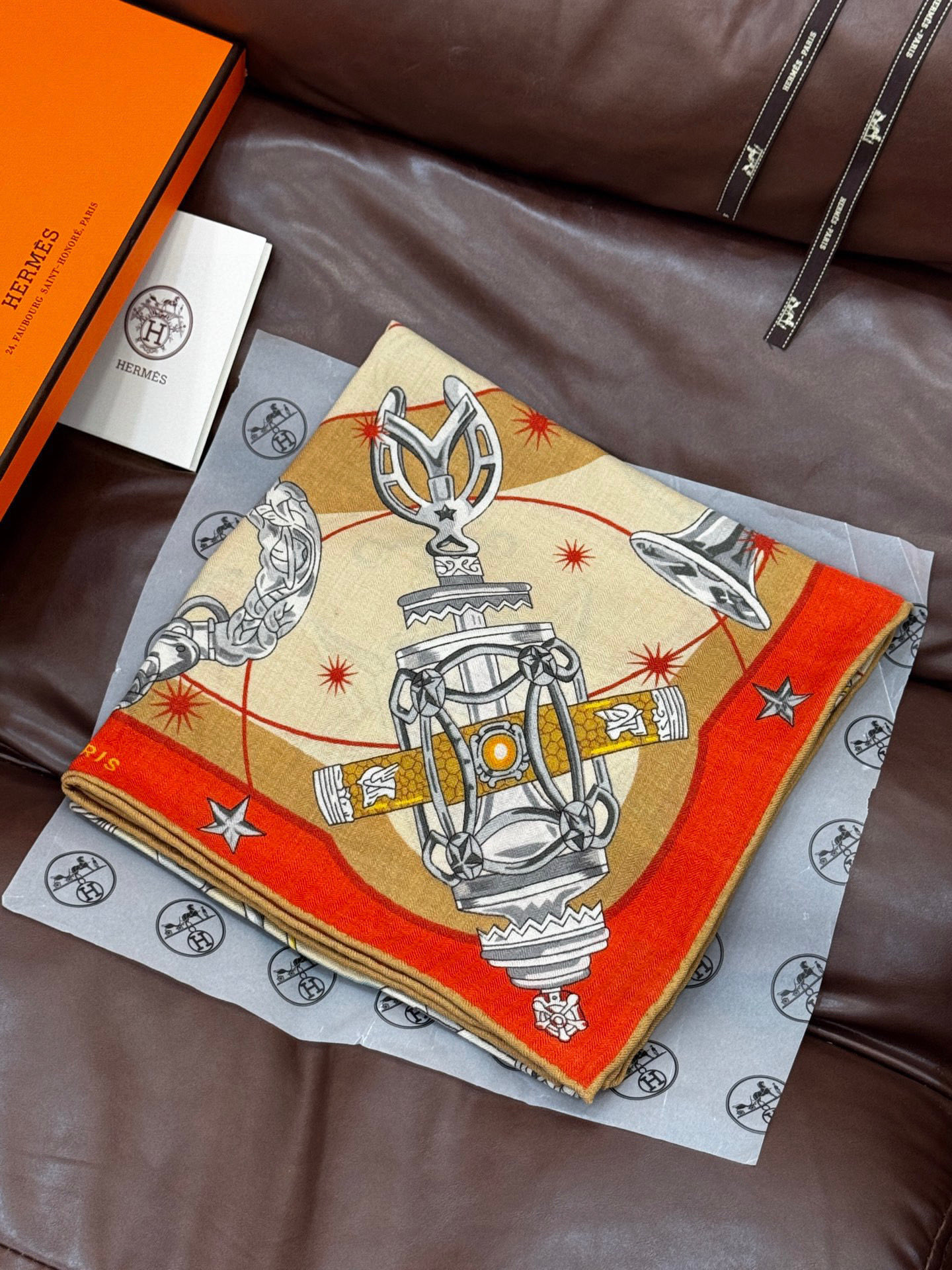 “星辰合唱曲”140丝绒双面同色披肩手工卷边丝绒方巾（30%桑蚕丝70%羊绒）这款经典单品展现强大而迷人