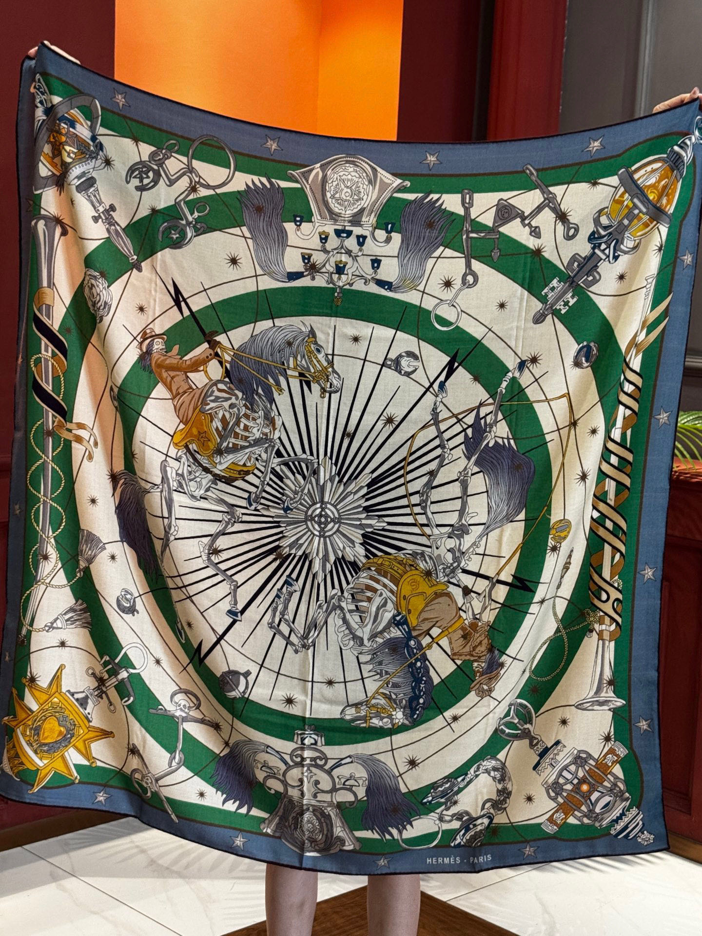 “星辰合唱曲”140丝绒双面同色披肩手工卷边丝绒方巾（30%桑蚕丝70%羊绒）这款经典单品展现强大而迷人