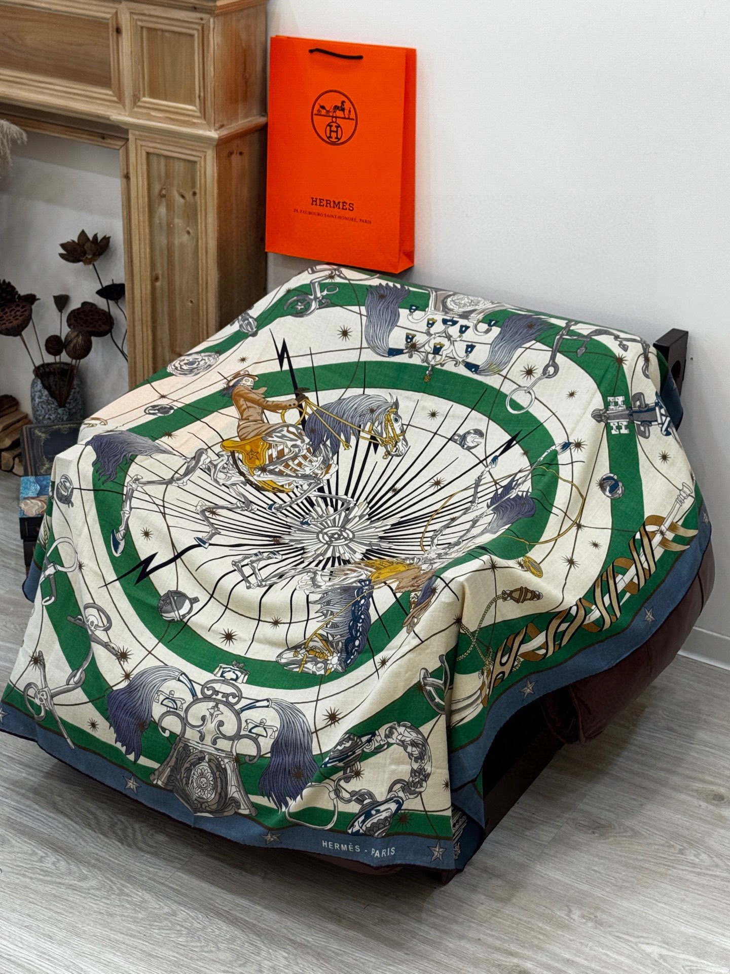 “星辰合唱曲”140丝绒双面同色披肩手工卷边丝绒方巾（30%桑蚕丝70%羊绒）这款经典单品展现强大而迷人