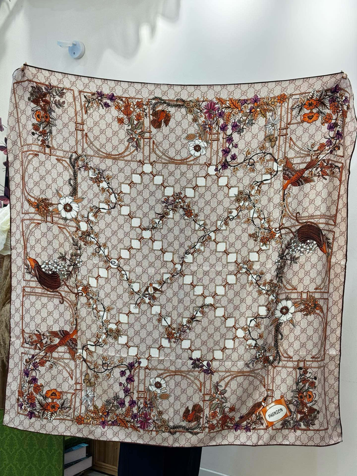 Gucci新款方巾 Gucci动物和花卉印花品牌典藏图案在与全新醒目印花的衬托下熠熠生辉。这款方巾匠心缀