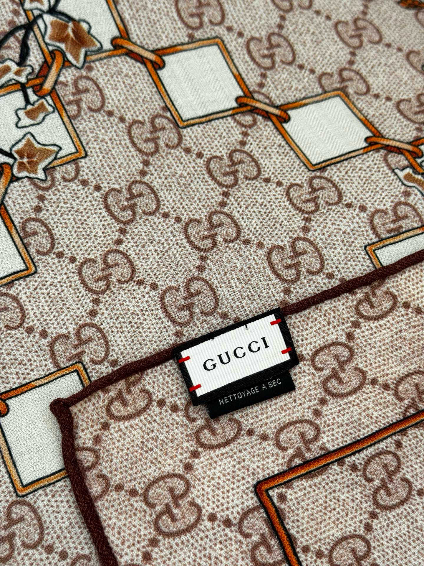 Gucci新款方巾 Gucci动物和花卉印花品牌典藏图案在与全新醒目印花的衬托下熠熠生辉。这款方巾匠心缀