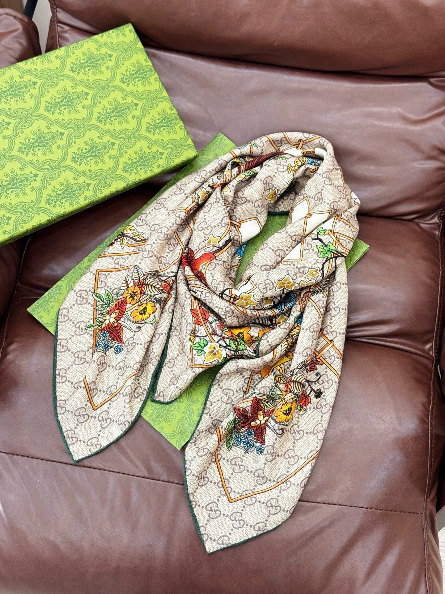 Gucci新款方巾 Gucci动物和花卉印花品牌典藏图案在与全新醒目印花的衬托下熠熠生辉。这款方巾匠心缀