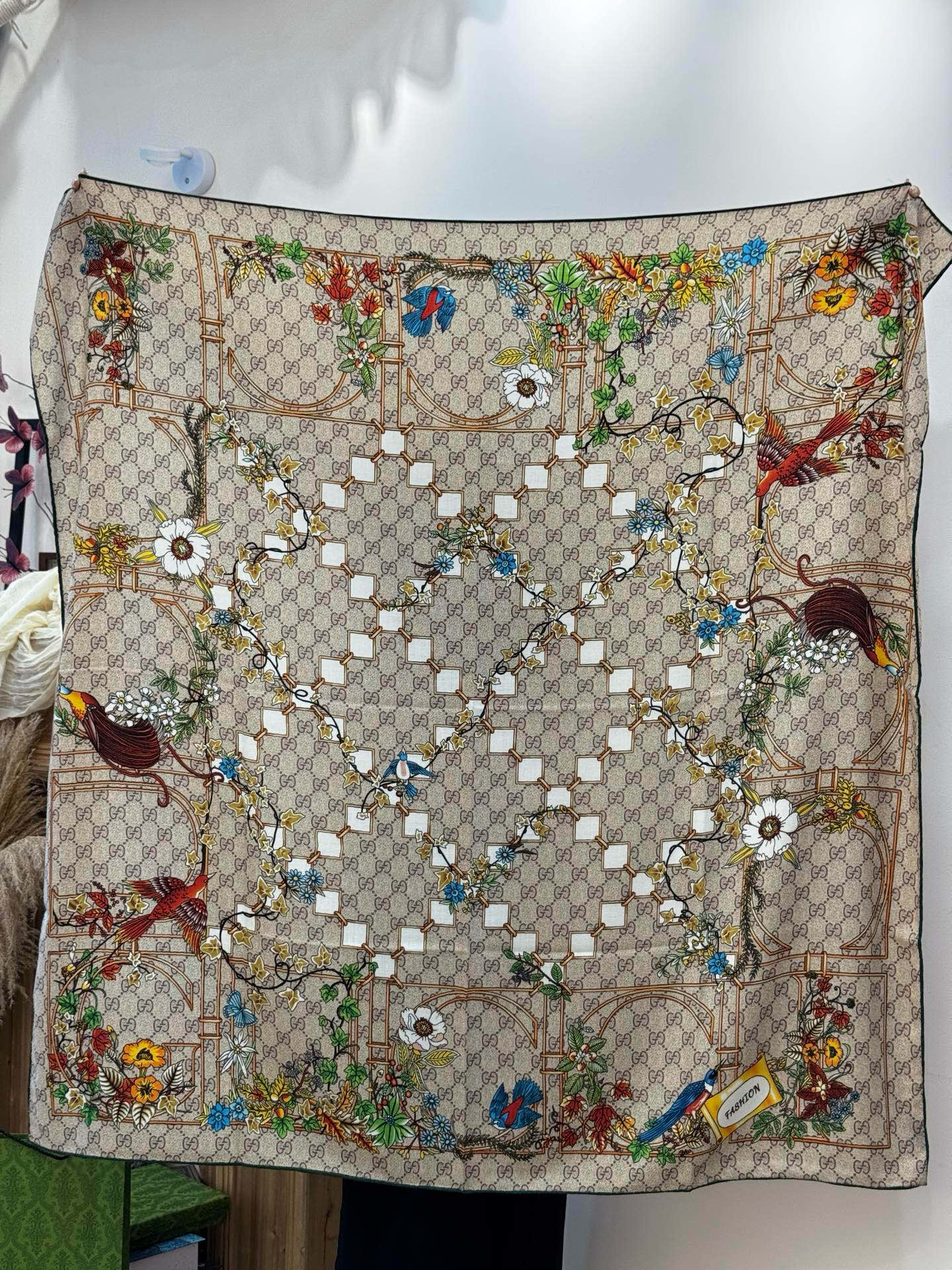 Gucci新款方巾 Gucci动物和花卉印花品牌典藏图案在与全新醒目印花的衬托下熠熠生辉。这款方巾匠心缀