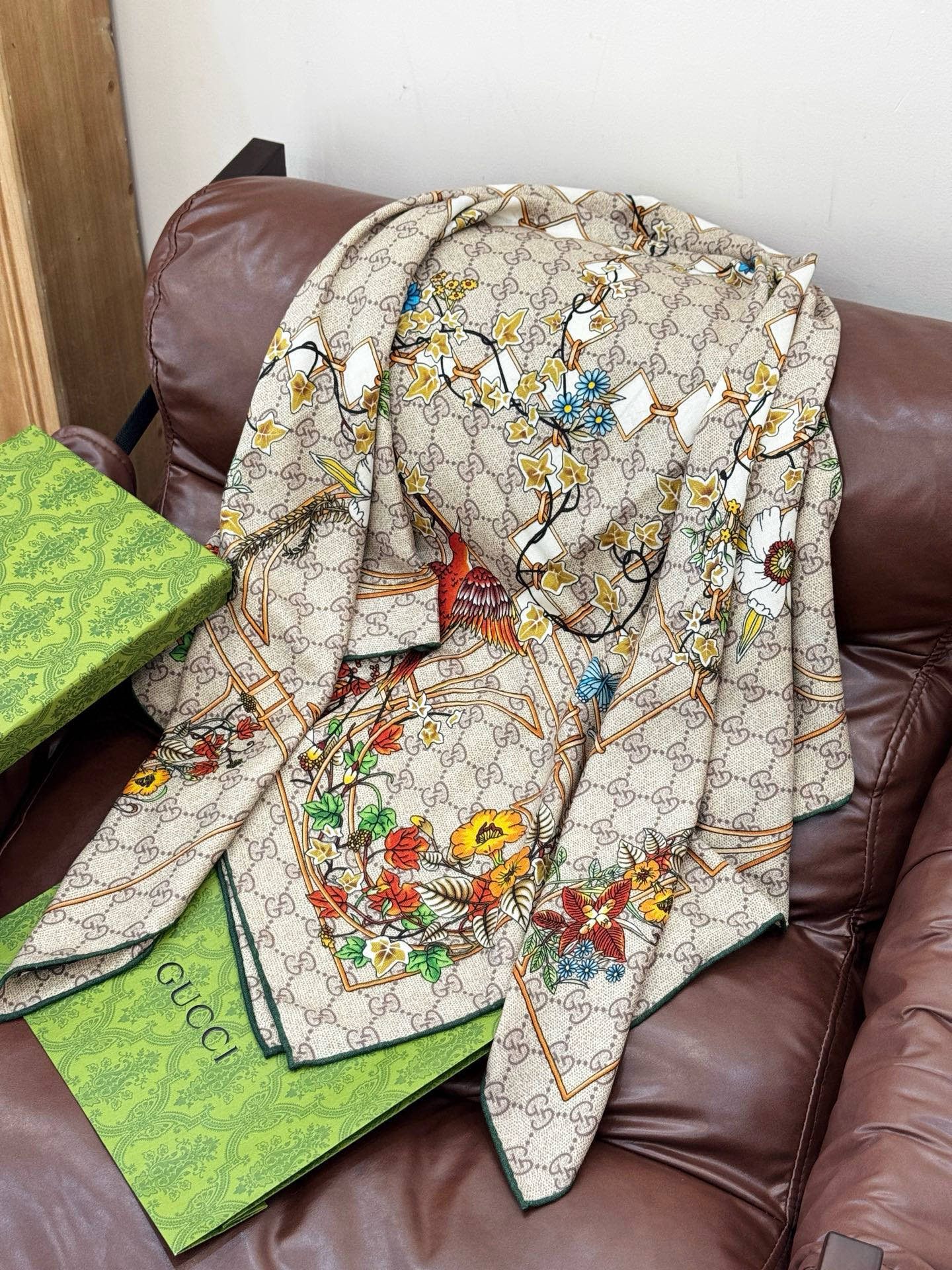 Gucci新款方巾 Gucci动物和花卉印花品牌典藏图案在与全新醒目印花的衬托下熠熠生辉。这款方巾匠心缀