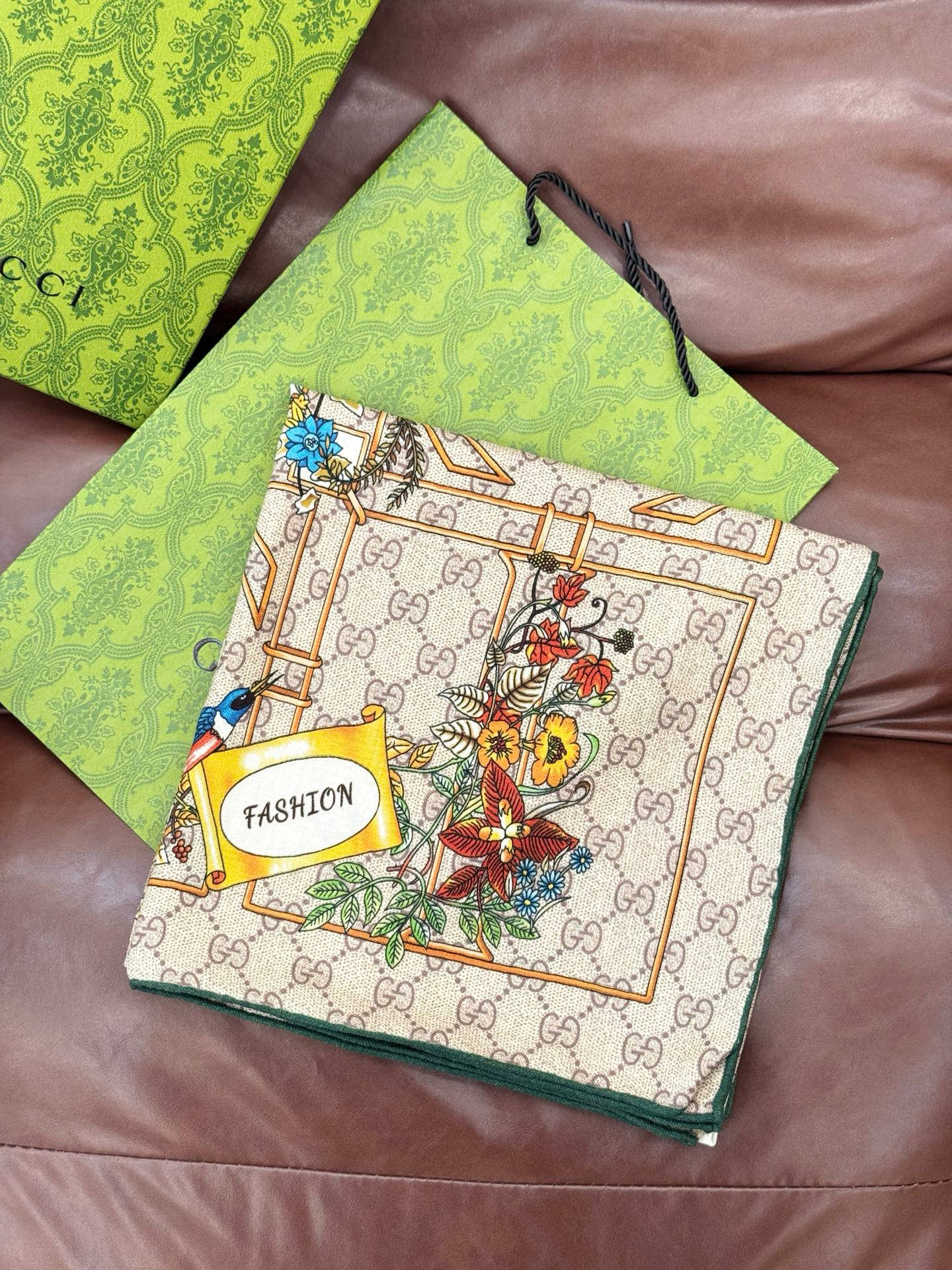 Gucci新款方巾 Gucci动物和花卉印花品牌典藏图案在与全新醒目印花的衬托下熠熠生辉。这款方巾匠心缀