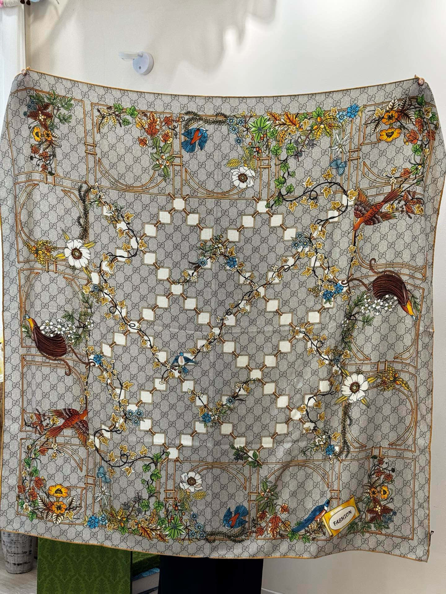 Gucci新款方巾 Gucci动物和花卉印花品牌典藏图案在与全新醒目印花的衬托下熠熠生辉。这款方巾匠心缀