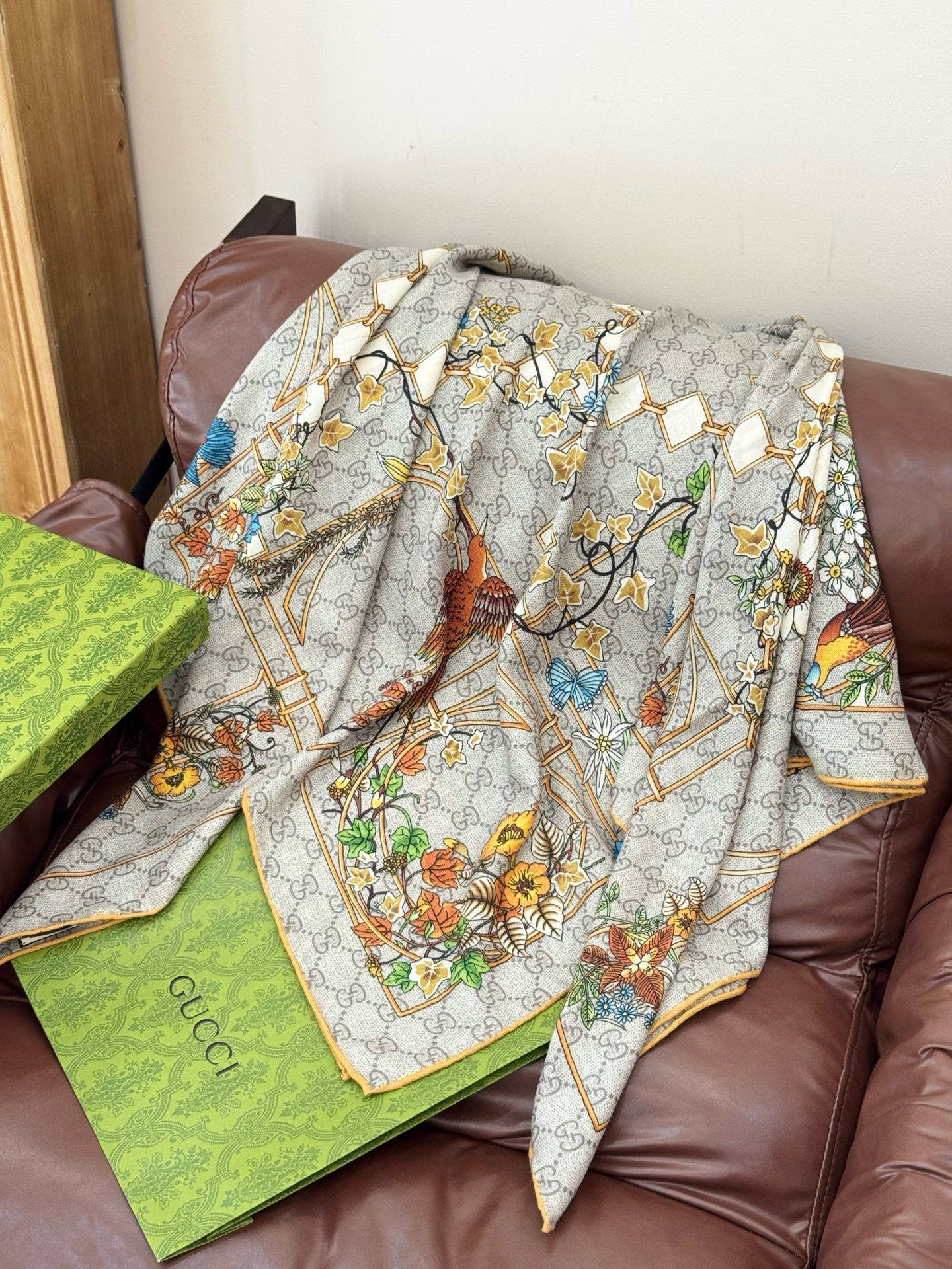 Gucci新款方巾 Gucci动物和花卉印花品牌典藏图案在与全新醒目印花的衬托下熠熠生辉。这款方巾匠心缀