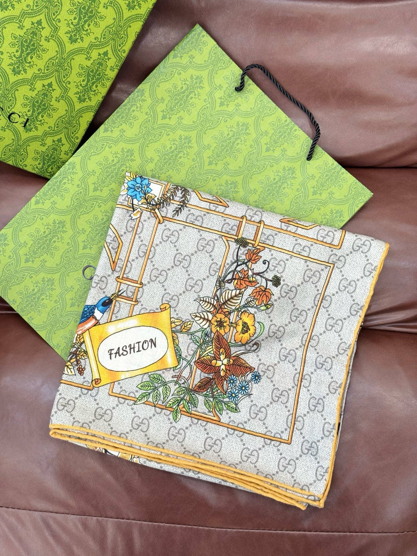 Gucci新款方巾 Gucci动物和花卉印花品牌典藏图案在与全新醒目印花的衬托下熠熠生辉。这款方巾匠心缀