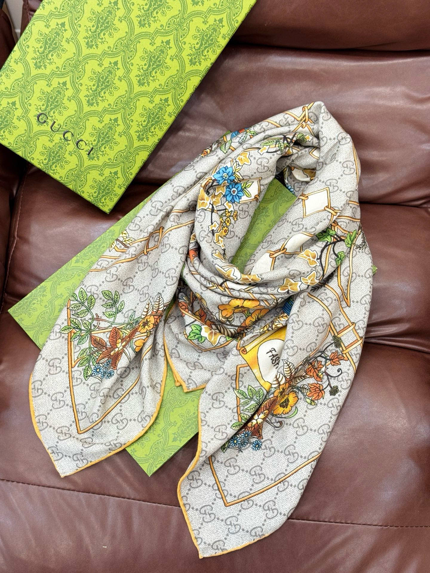 Gucci新款方巾 Gucci动物和花卉印花品牌典藏图案在与全新醒目印花的衬托下熠熠生辉。这款方巾匠心缀