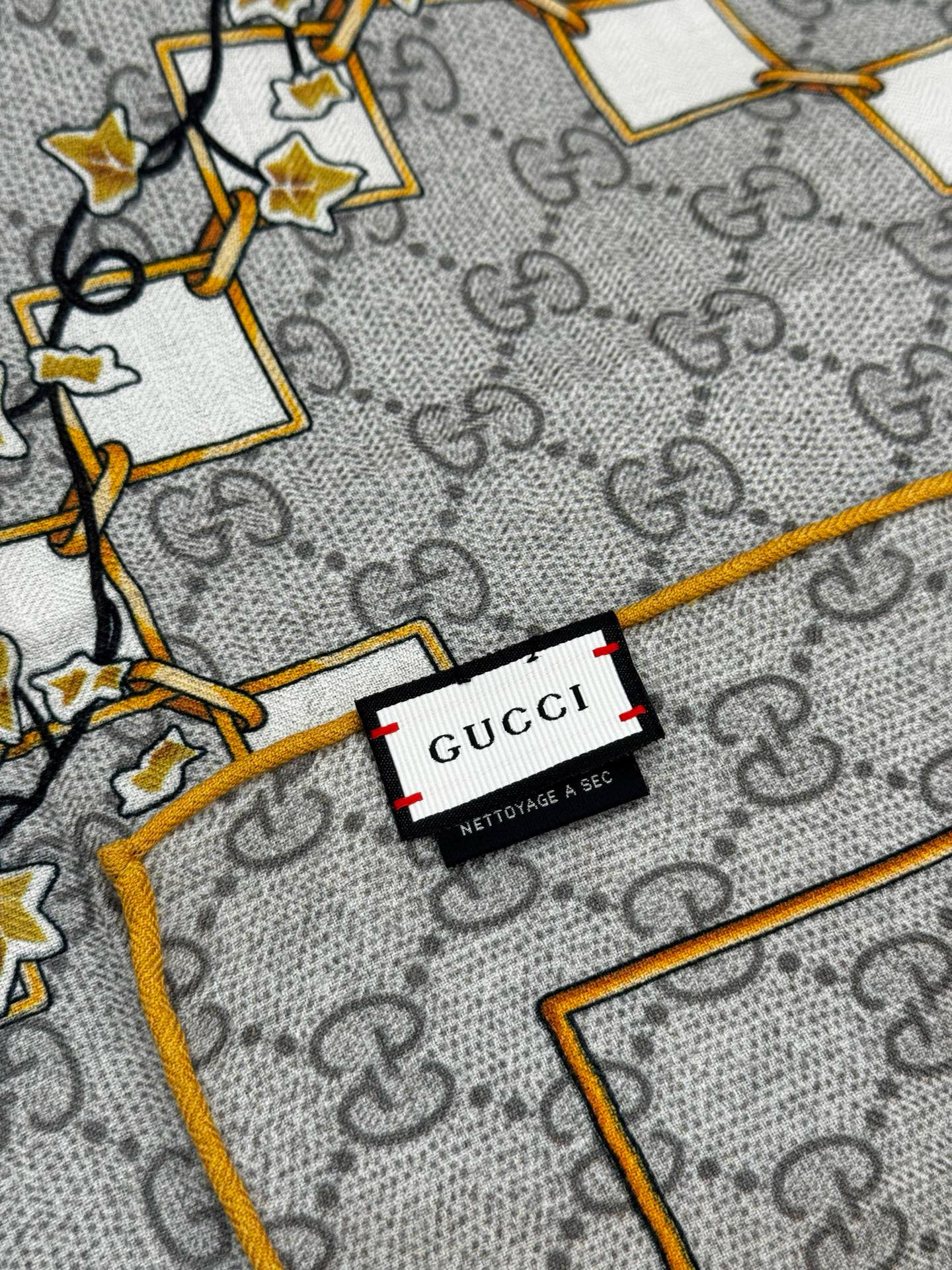 Gucci新款方巾 Gucci动物和花卉印花品牌典藏图案在与全新醒目印花的衬托下熠熠生辉。这款方巾匠心缀