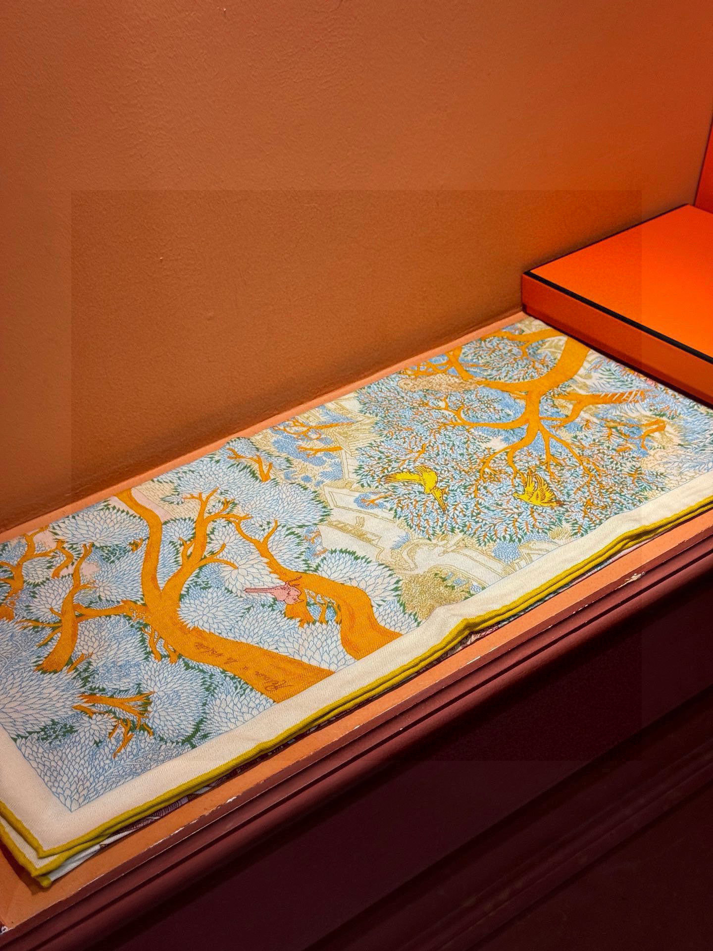 爱马仕～秋冬搭配利器❗️顶级双面同色 版真丝羊绒披肩！！1条等于2条】点睛精彩，图案和配色都超级喜欢，又