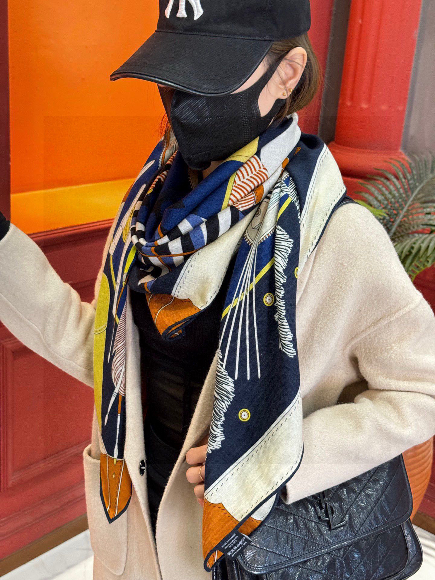 上新❤️。【手提行李】 上新中~这款“手提行李”的款式花色也还是比较经典的颜色色也很秋冬。创作渊源从委内