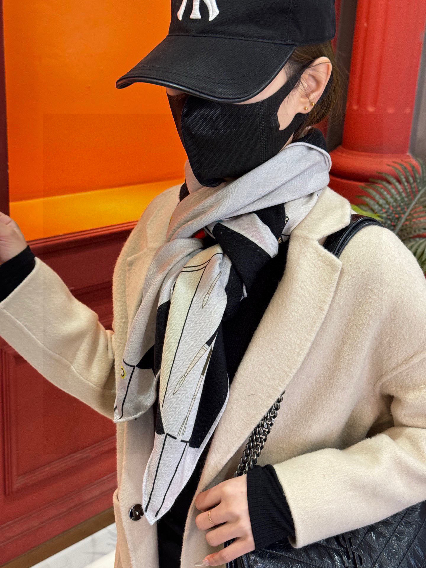 上新❤️。【手提行李】 上新中~这款“手提行李”的款式花色也还是比较经典的颜色色也很秋冬。创作渊源从委内