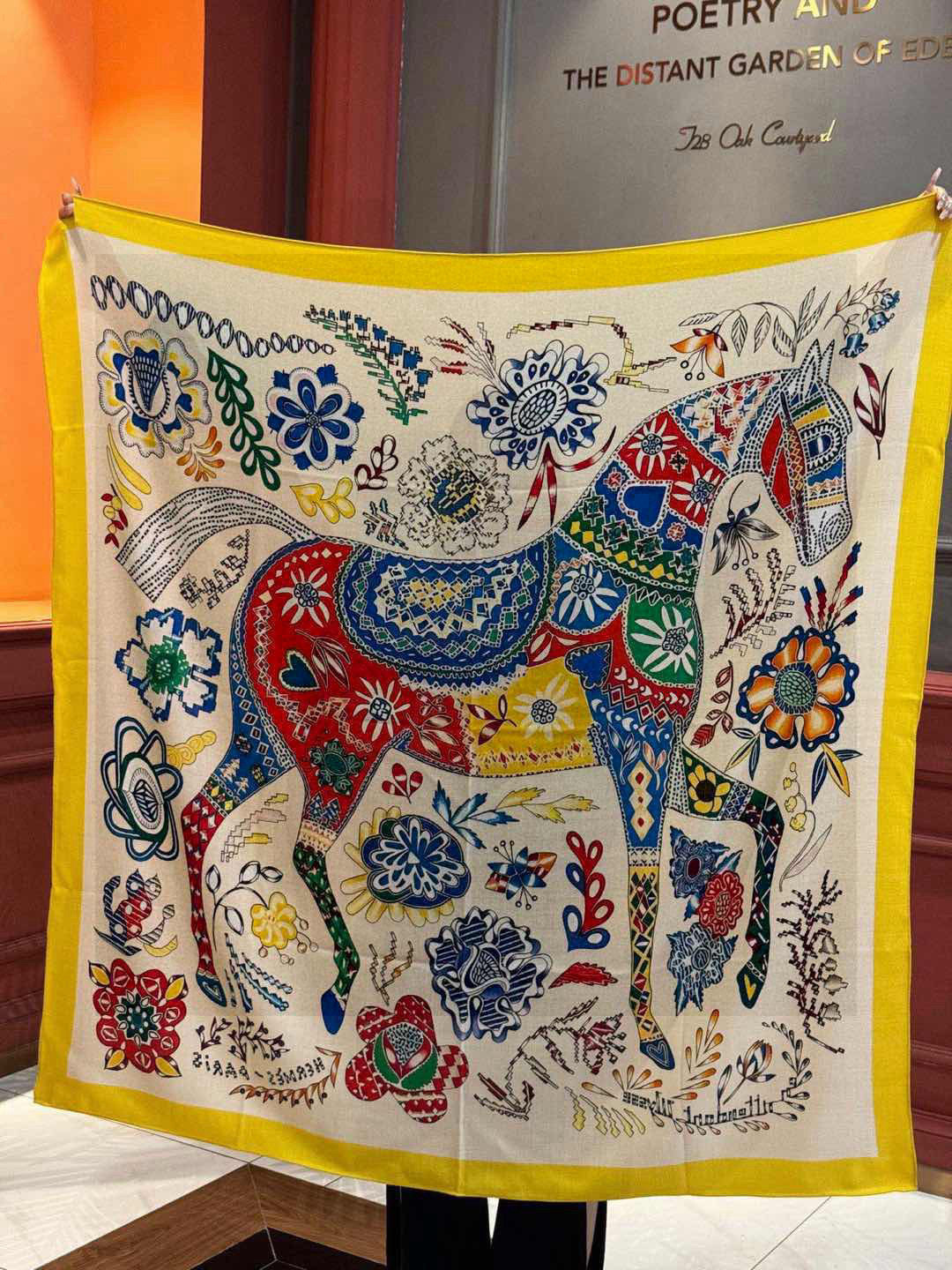 爱马仕～秋冬搭配利器❗️顶级双面同色 版真丝羊绒披肩！！1条等于2条】点睛精彩，图案和配色都超级喜欢，又