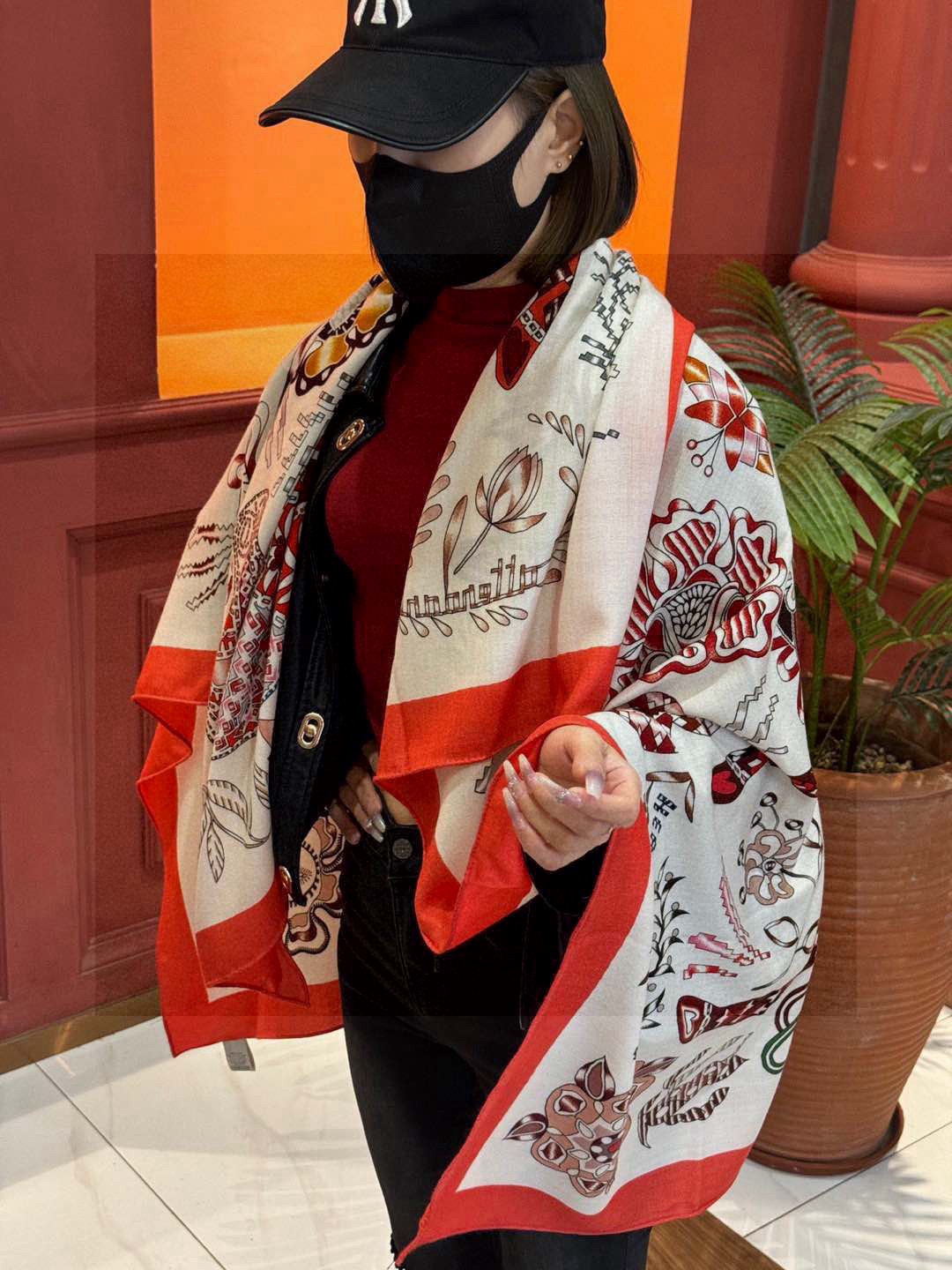 爱马仕～秋冬搭配利器❗️顶级双面同色 版真丝羊绒披肩！！1条等于2条】点睛精彩，图案和配色都超级喜欢，又