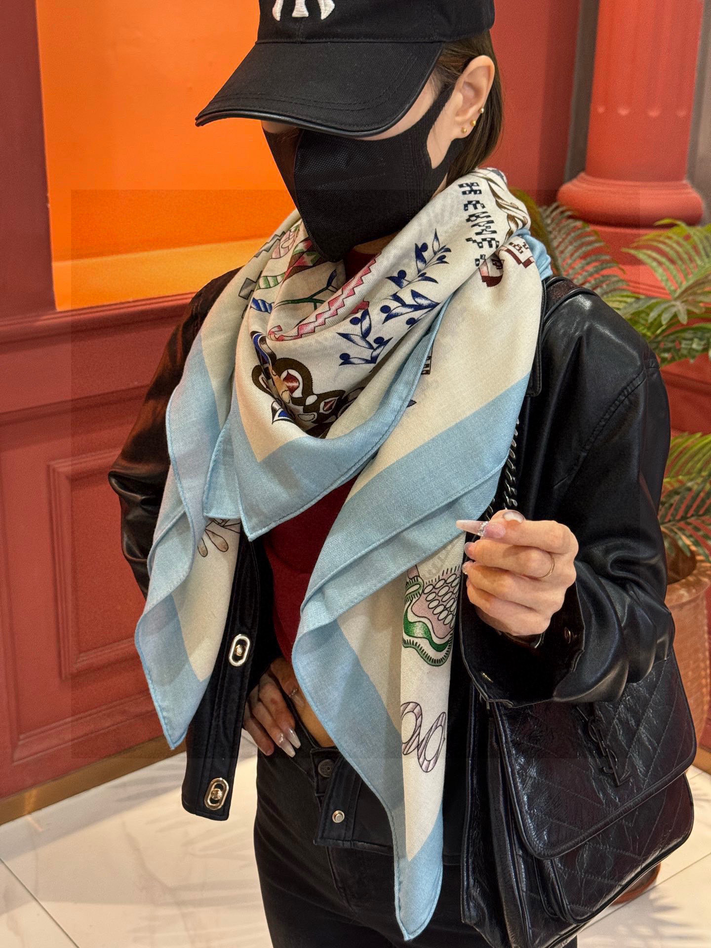 爱马仕～秋冬搭配利器❗️顶级双面同色 版真丝羊绒披肩！！1条等于2条】点睛精彩，图案和配色都超级喜欢，又