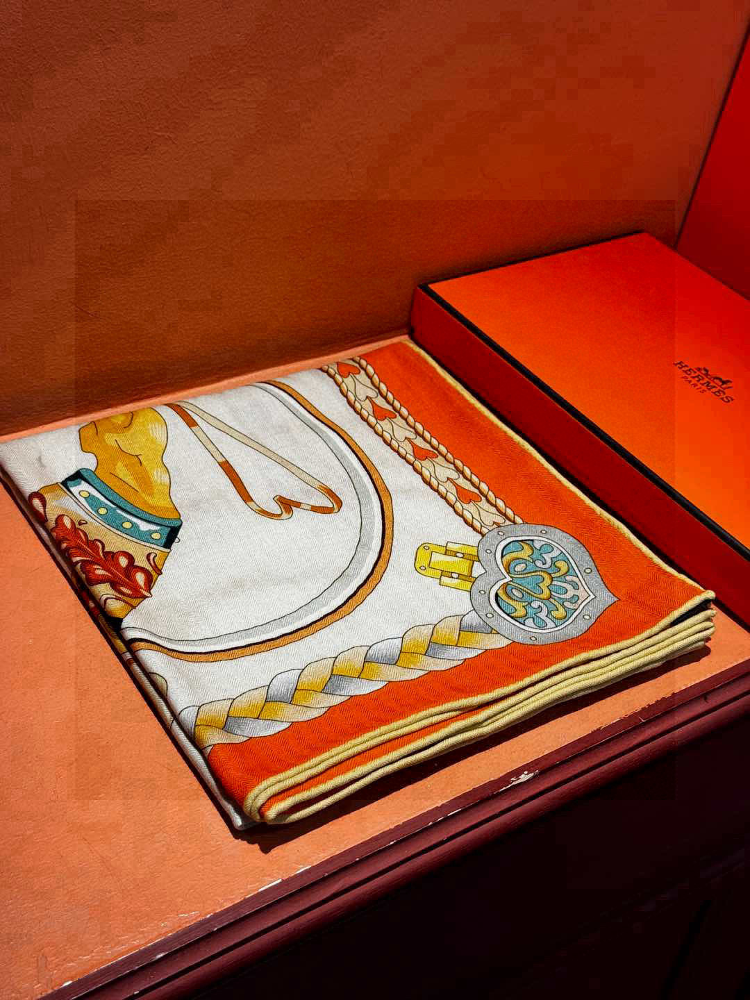 【双面同色】原单爱马仕140cm丝绒方巾💕 甜蜜的鞍具，装饰家芳登和佩西耶设计的一款餐盘增添骑士般的浪漫